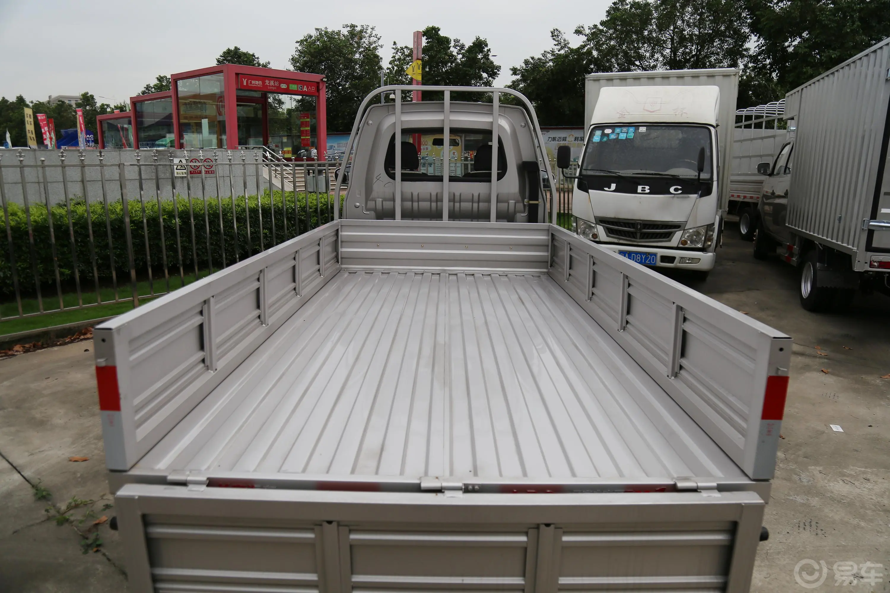 跨越王X1栏板 1.5L 手动 单排后单轮加长货箱 标准型 国VI后备厢空间特写