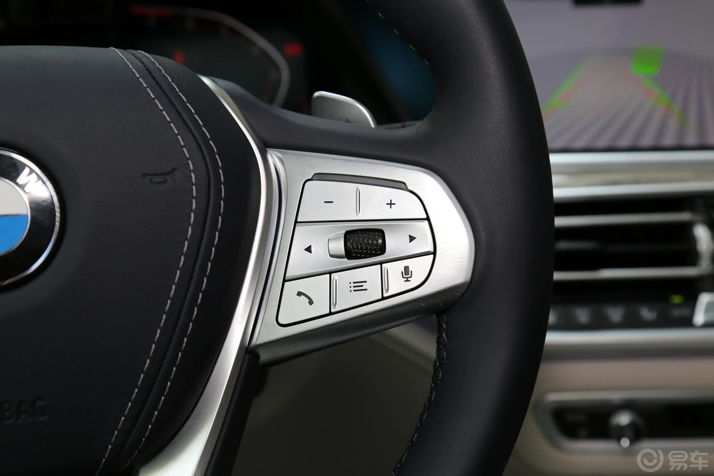 宝马X7xDrive40i 领先版 豪华套装右侧方向盘功能按键