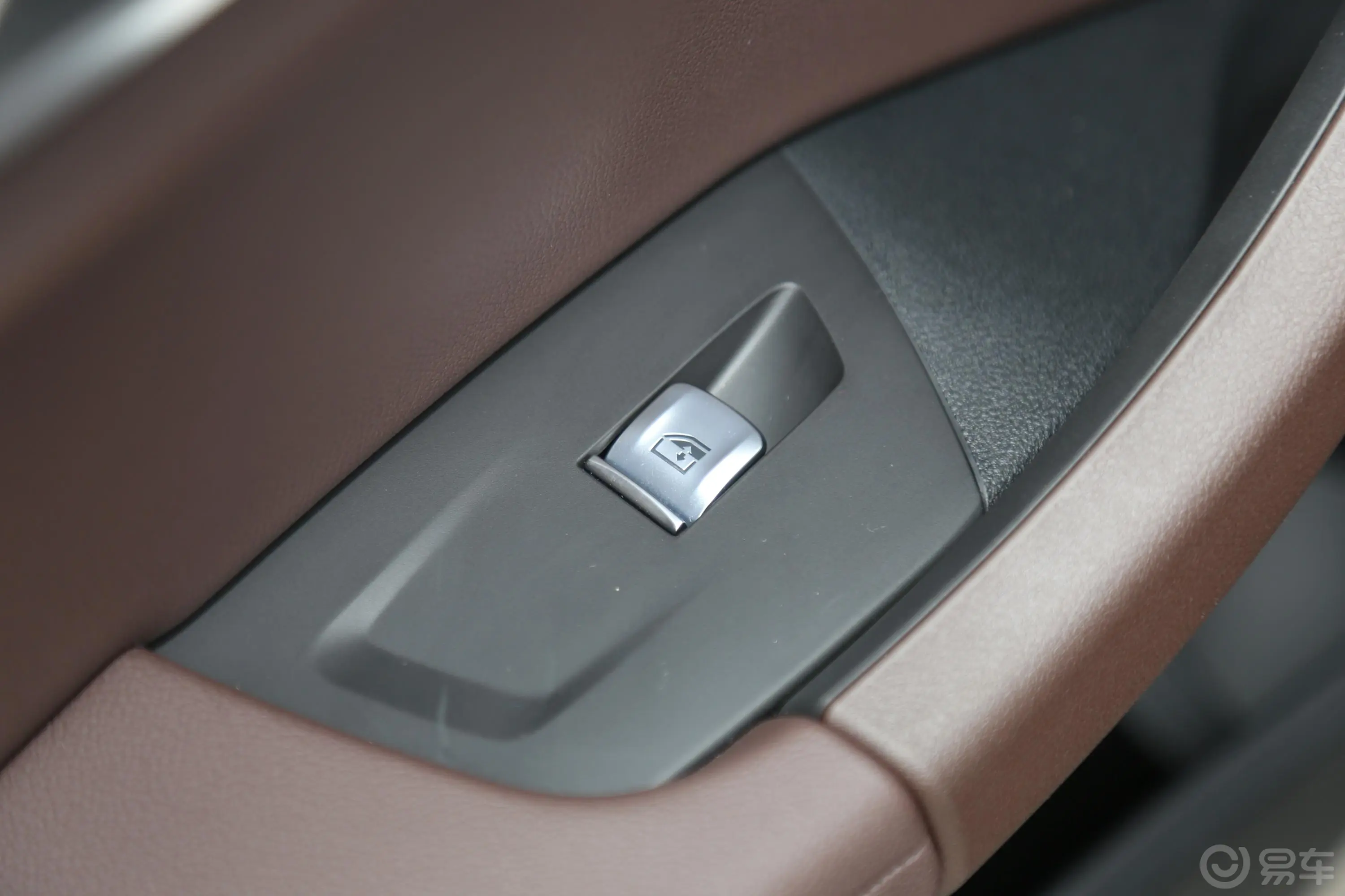 宝马X3xDrive 25i M钛金特别版后车窗调节