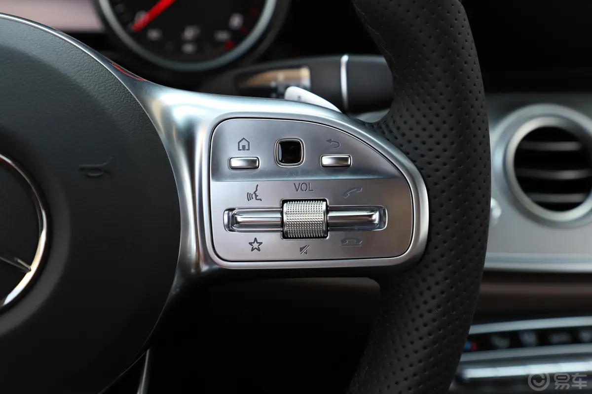 奔驰E级(进口)E 200 运动版右侧方向盘功能按键