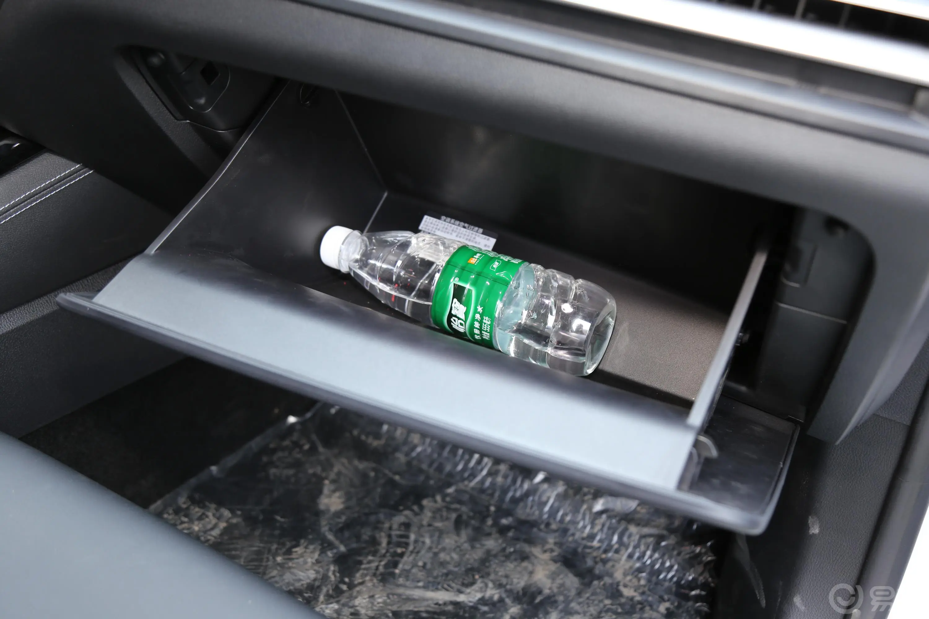秦Pro新能源EV 超能版 高功率高续航版 智联领创型手套箱空间水瓶横置