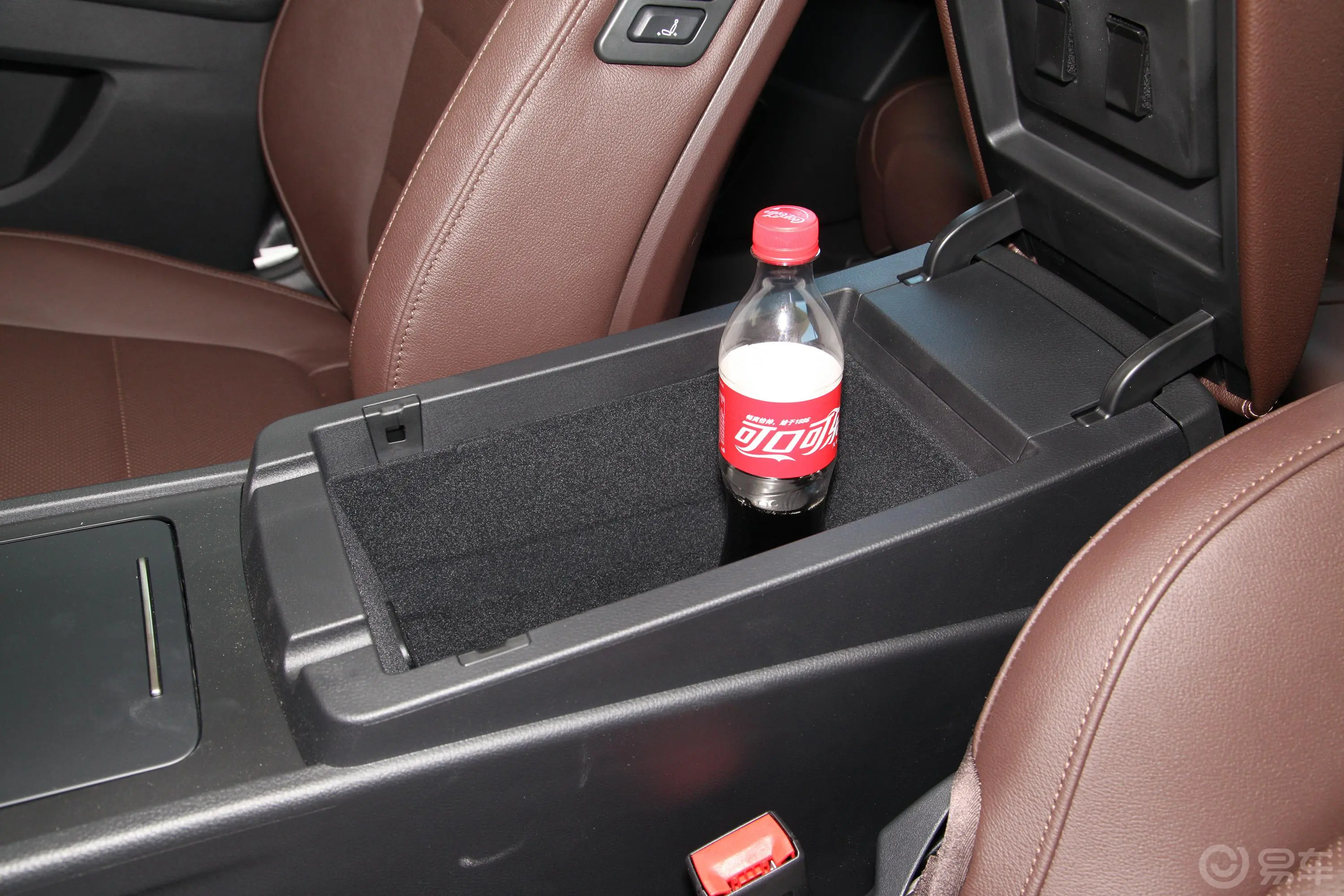 红旗H71.8T 舒适版前排扶手箱储物格