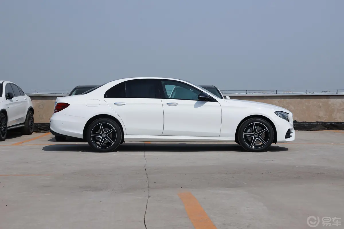 奔驰E级(进口)E 260 4MATIC 运动版正侧车头向右水平