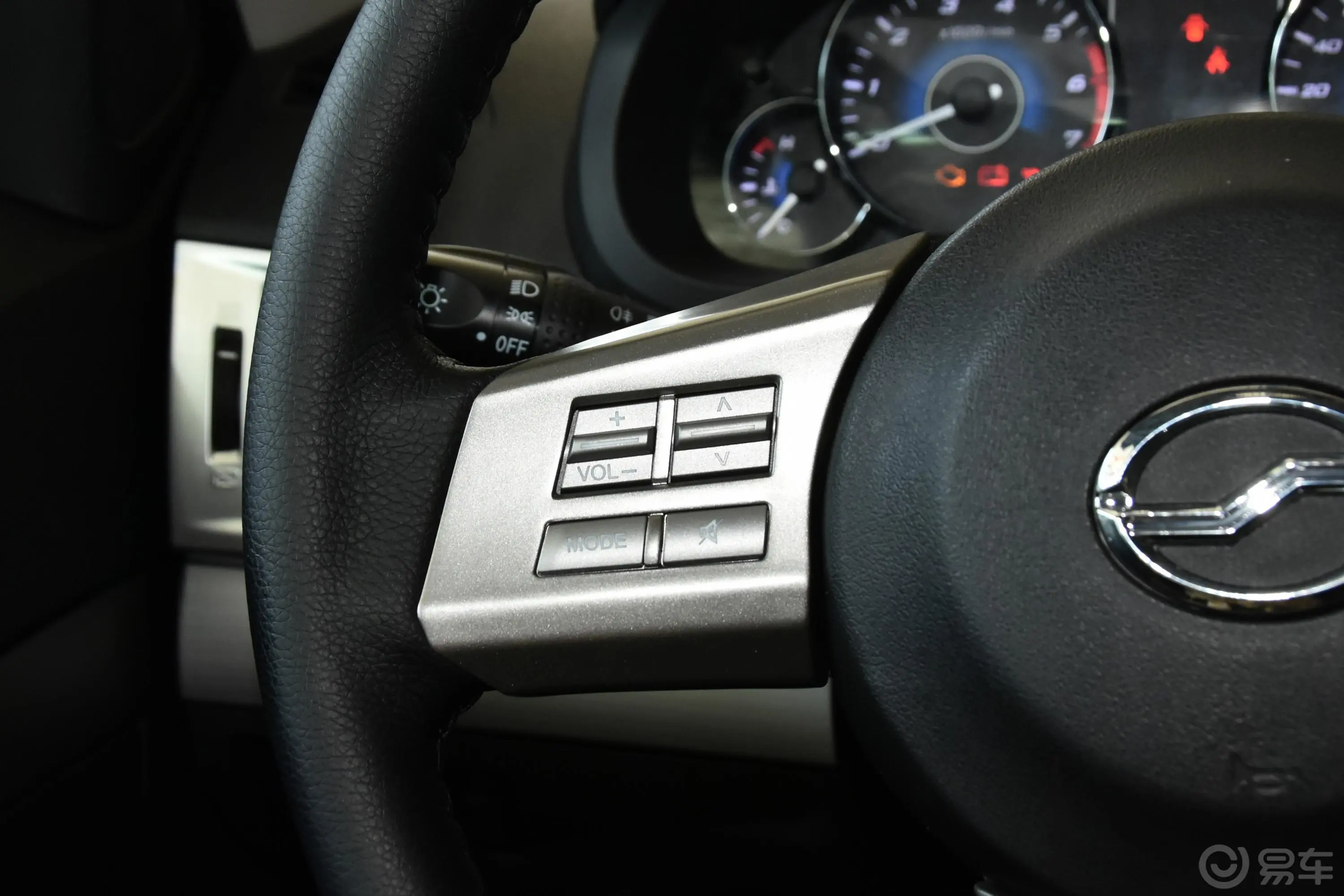 威虎大双排 2.4L 手动 两驱 豪华版 汽油左侧方向盘功能按键