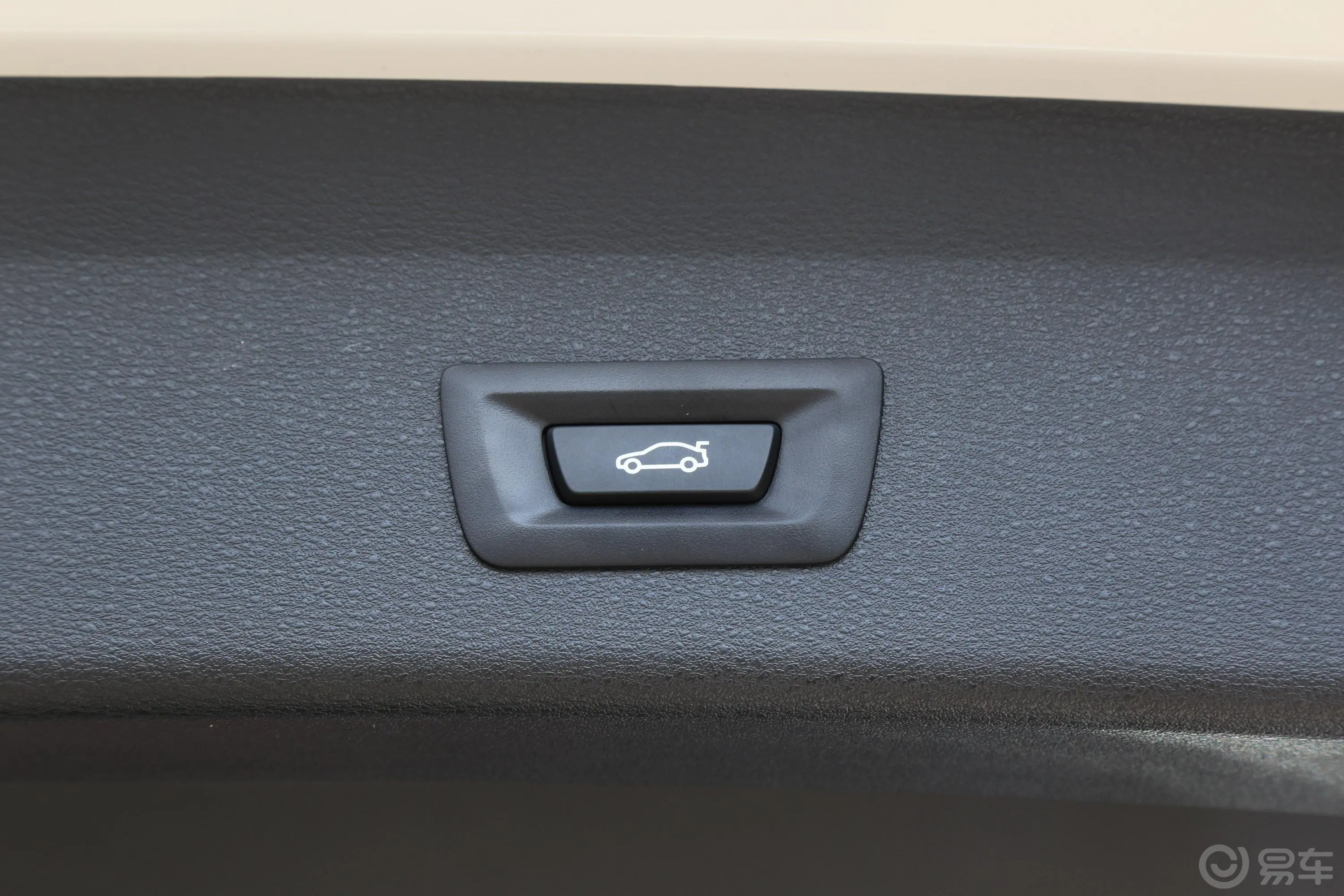宝马X1 插电混动xDrive25Le 里程升级版电动尾门按键（手动扶手）