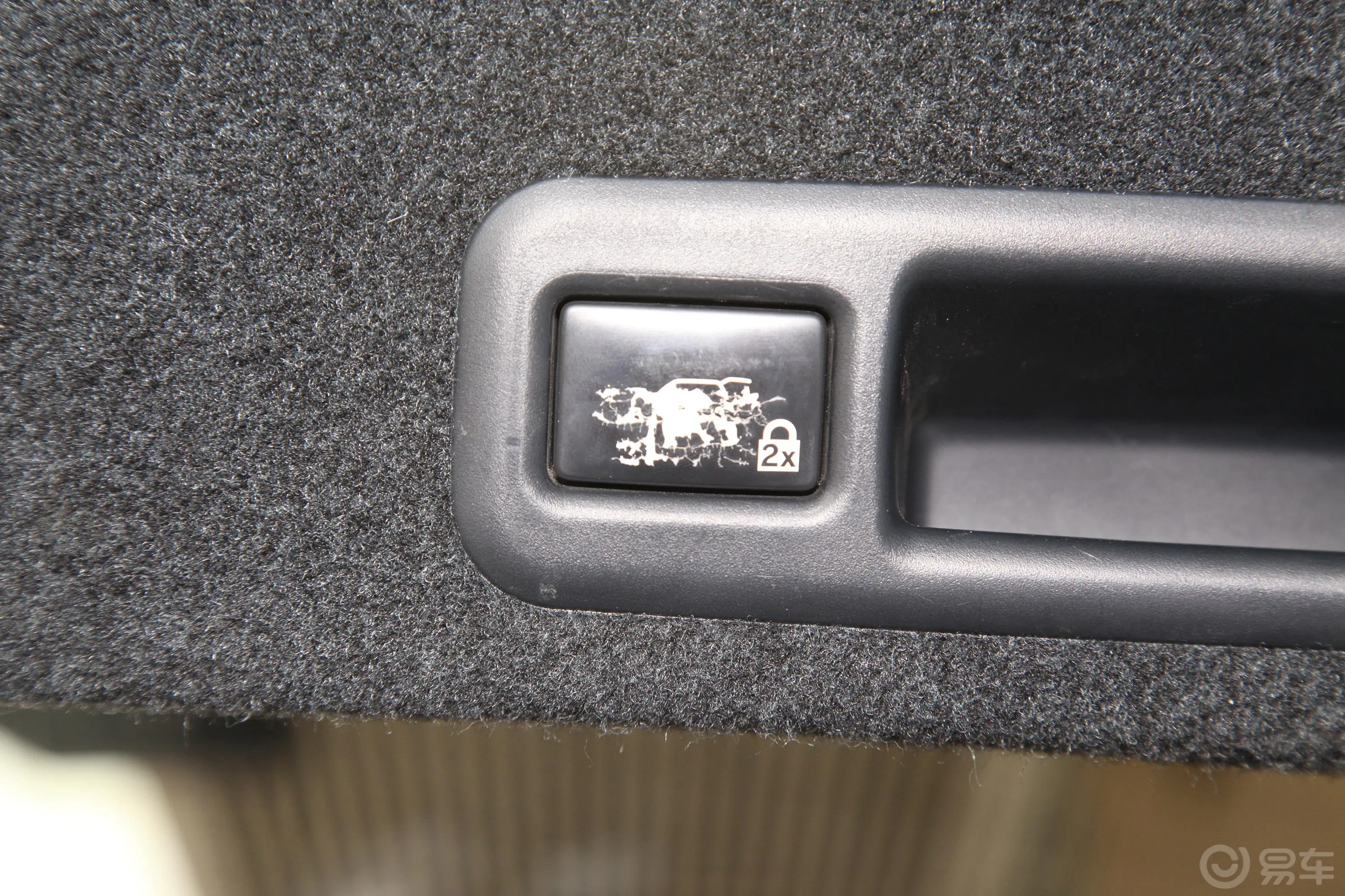 雷克萨斯RX450h 四驱 Mark Levinson 豪华版 国V电动尾门按键（手动扶手）