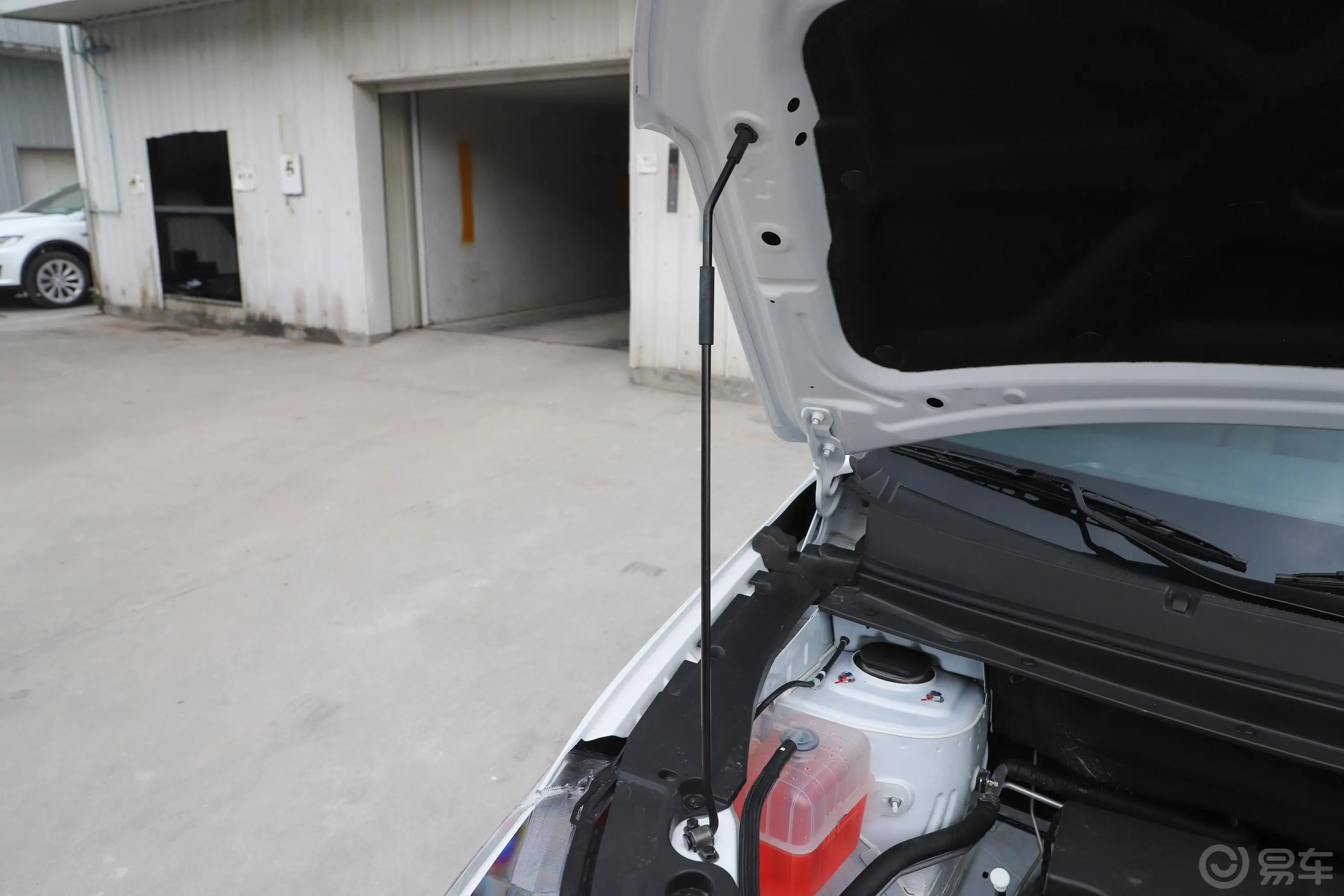 景逸X5乐享系列 1.6L 手动 惠民版发动机舱盖内侧