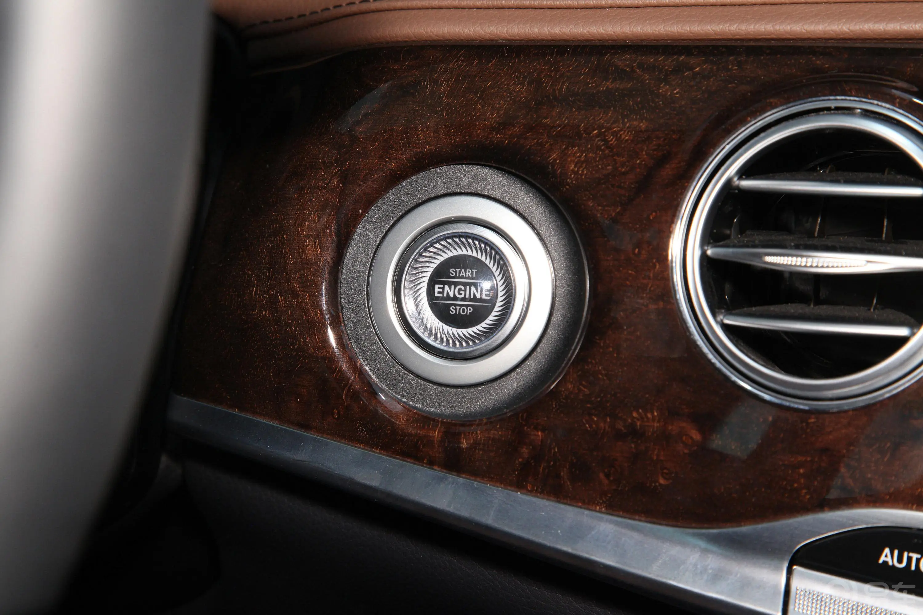 奔驰S级S 350 L 豪华版钥匙孔或一键启动按键