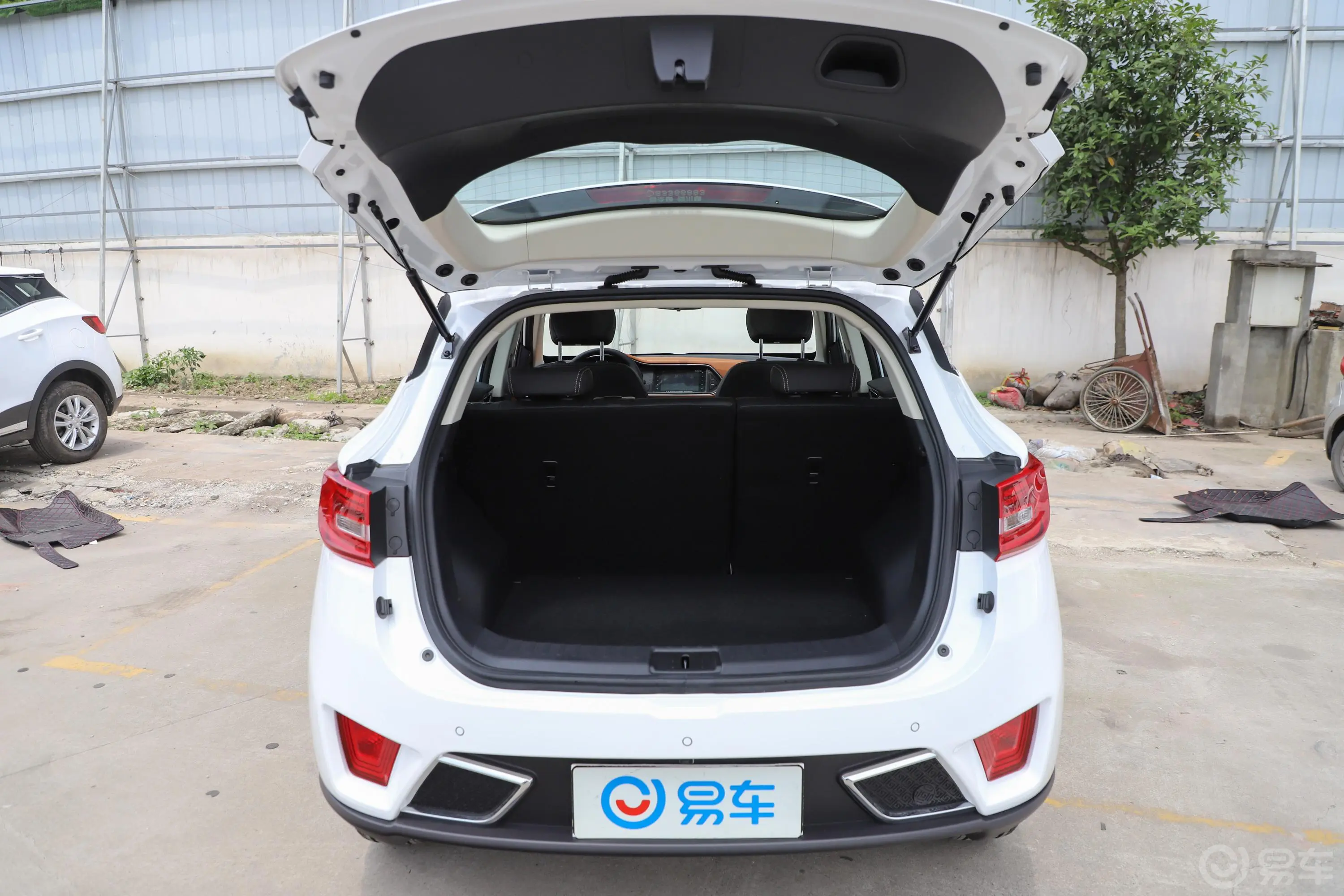 众泰T3001.5L CVT 小强版空间