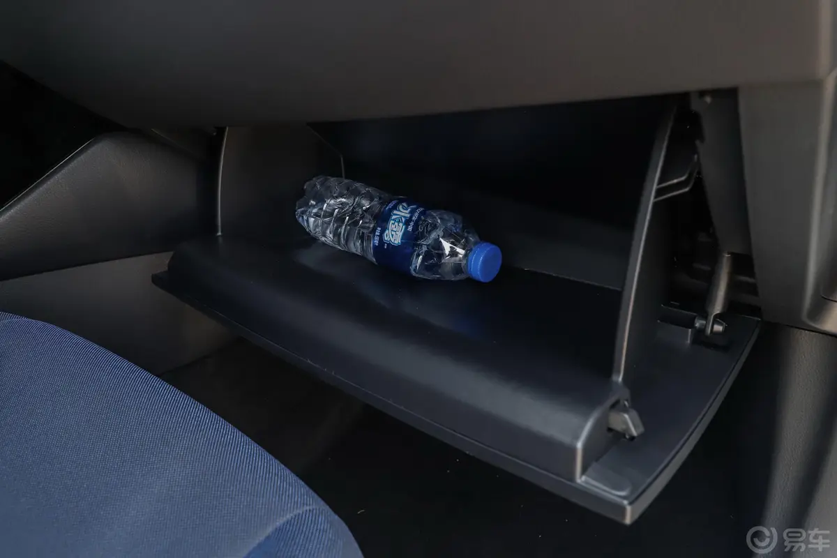 丰田C-HR2.0L CVT 领先天窗版 国V手套箱空间水瓶横置