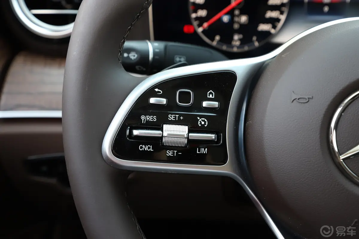 奔驰E级改款 E 300 L 豪华版左侧方向盘功能按键