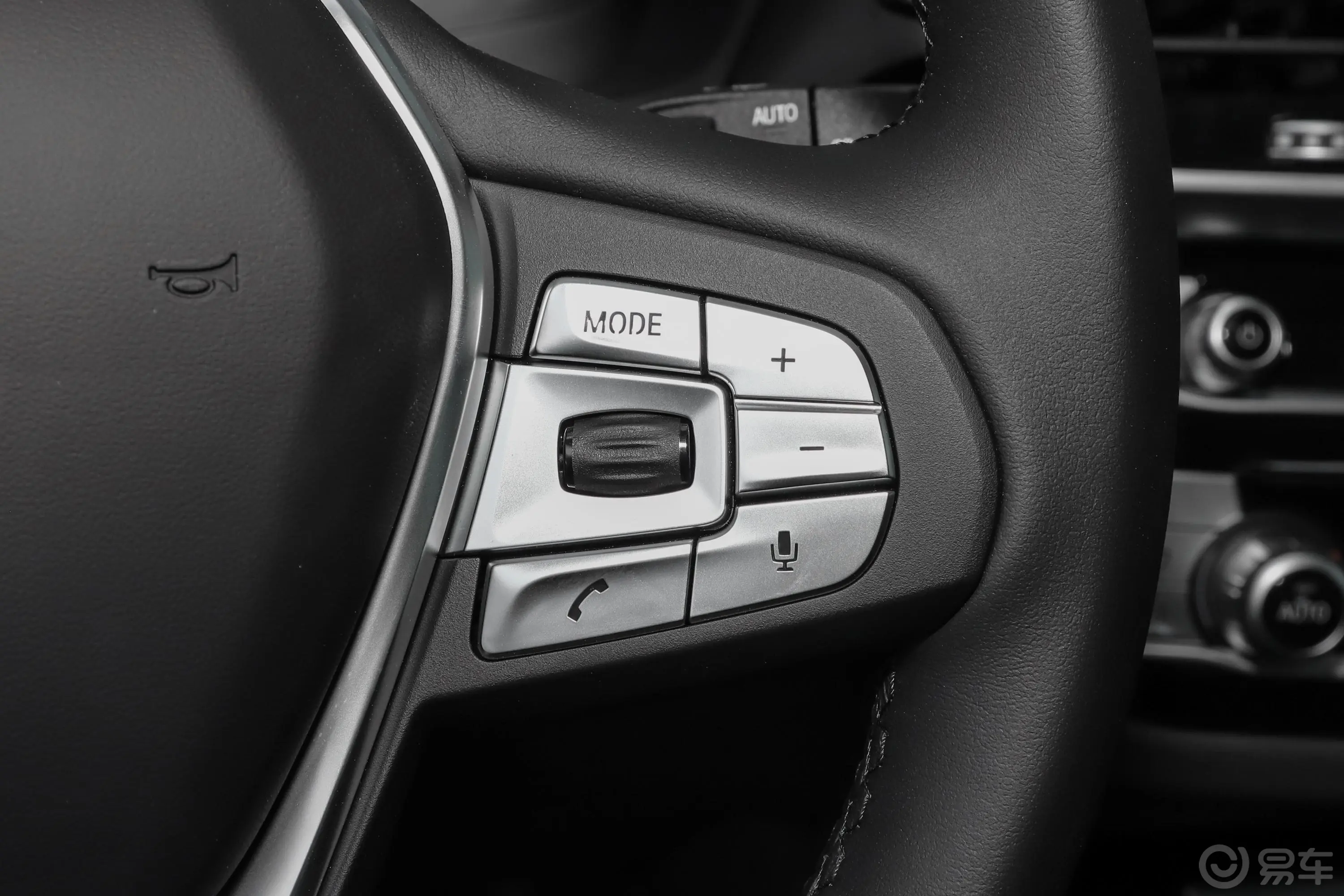宝马X3xDrive 25i 豪华套装右侧方向盘功能按键