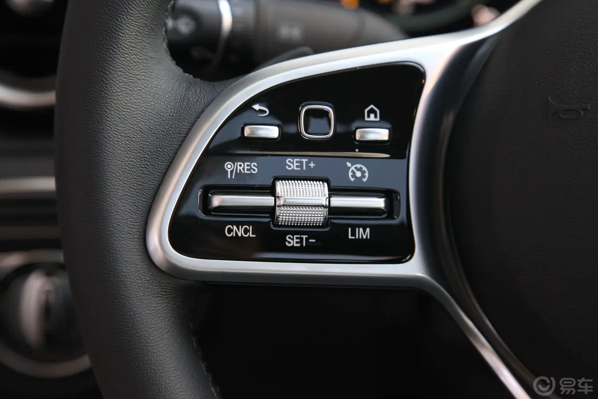 奔驰C级改款 C 260 L 4MATIC 运动轿车左侧方向盘功能按键