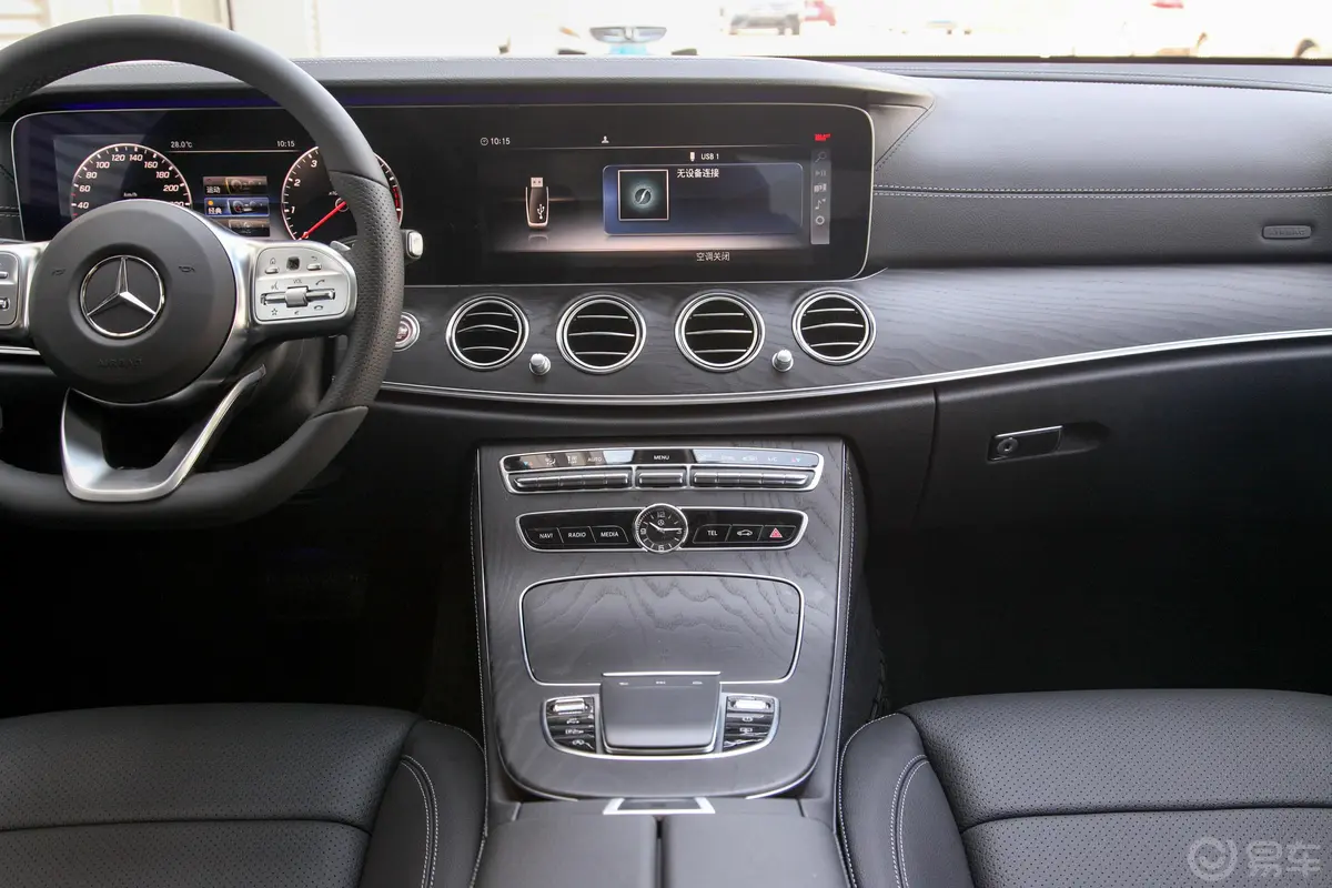 奔驰E级改款 E 300 L 豪华版 运动轿车中控台整体