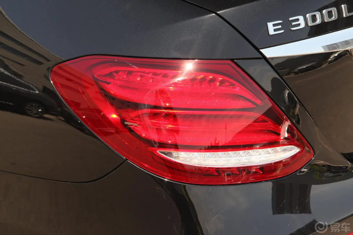 奔驰E级改款 E 300 L 豪华版 运动轿车尾灯侧45度俯拍