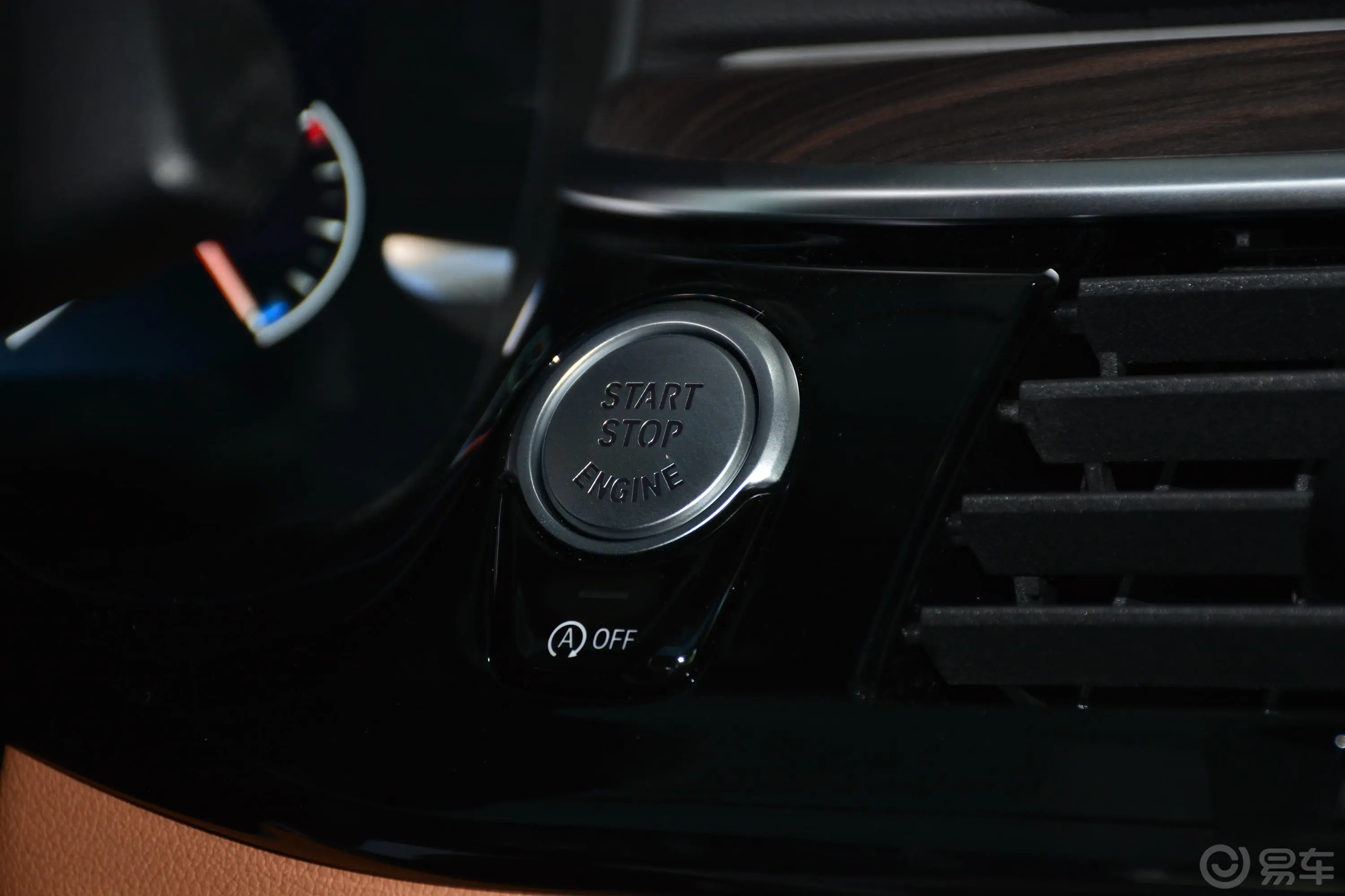 宝马5系(进口)改款 530i M运动套装钥匙孔或一键启动按键