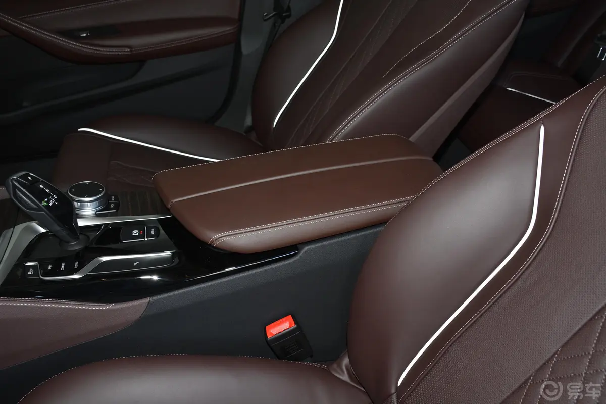 宝马5系改款 530Li 领先型 豪华套装前排中央扶手