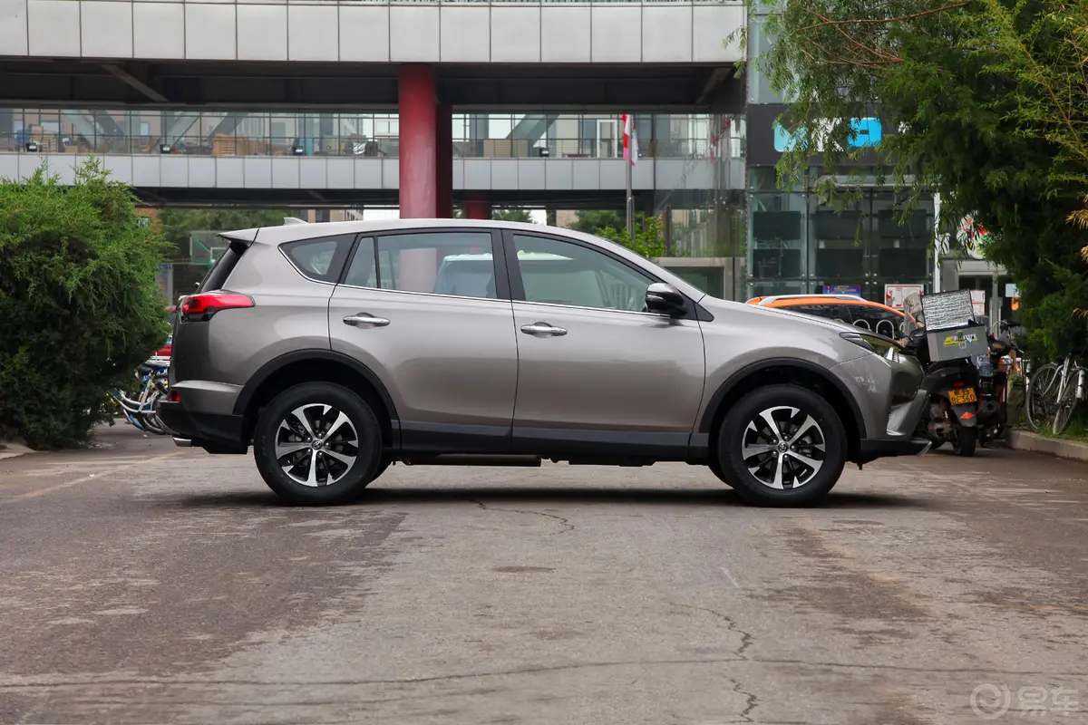 RAV4荣放2.0L CVT 两驱 智尚版 国VI正侧车头向右水平