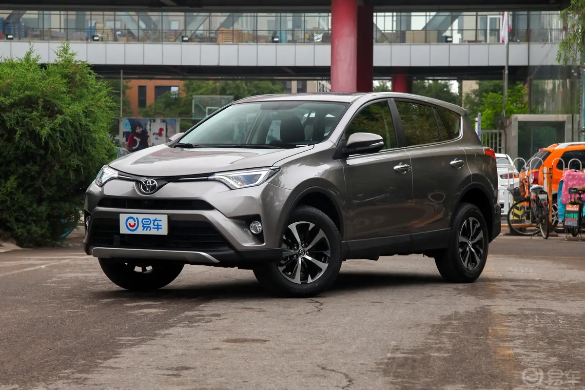 RAV4荣放2.0L CVT 两驱 智尚版 国VI侧前45度车头向左水平