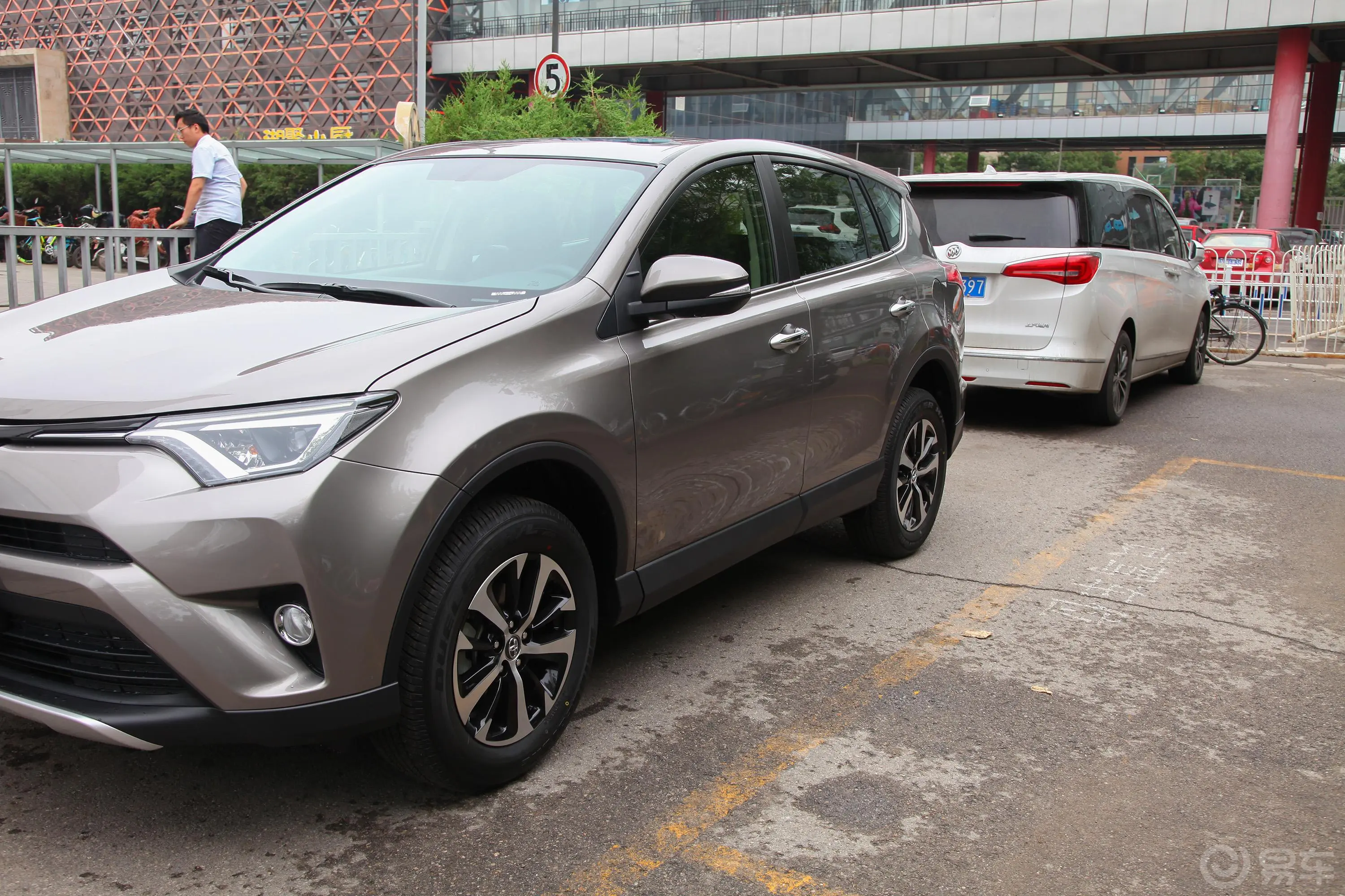 RAV4荣放2.0L CVT 两驱 智尚版 国VI外观