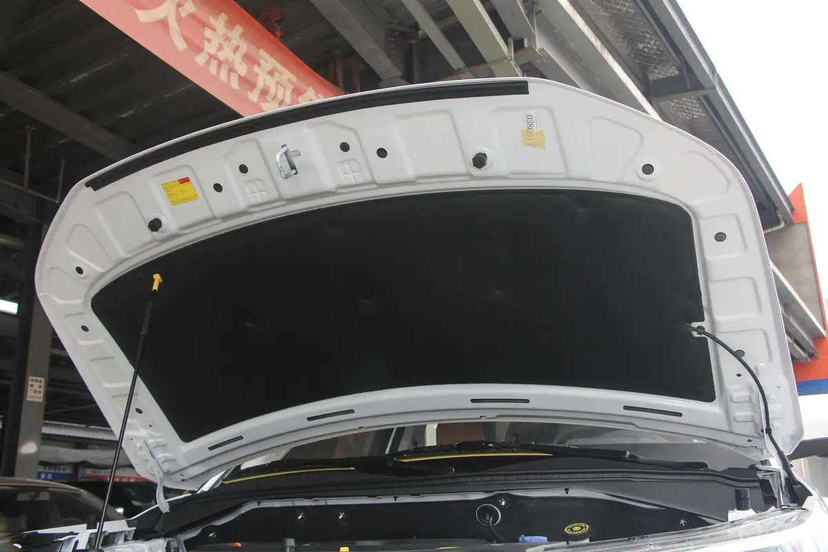 长安欧尚CX701.6L 手动 旗舰版发动机舱盖内侧