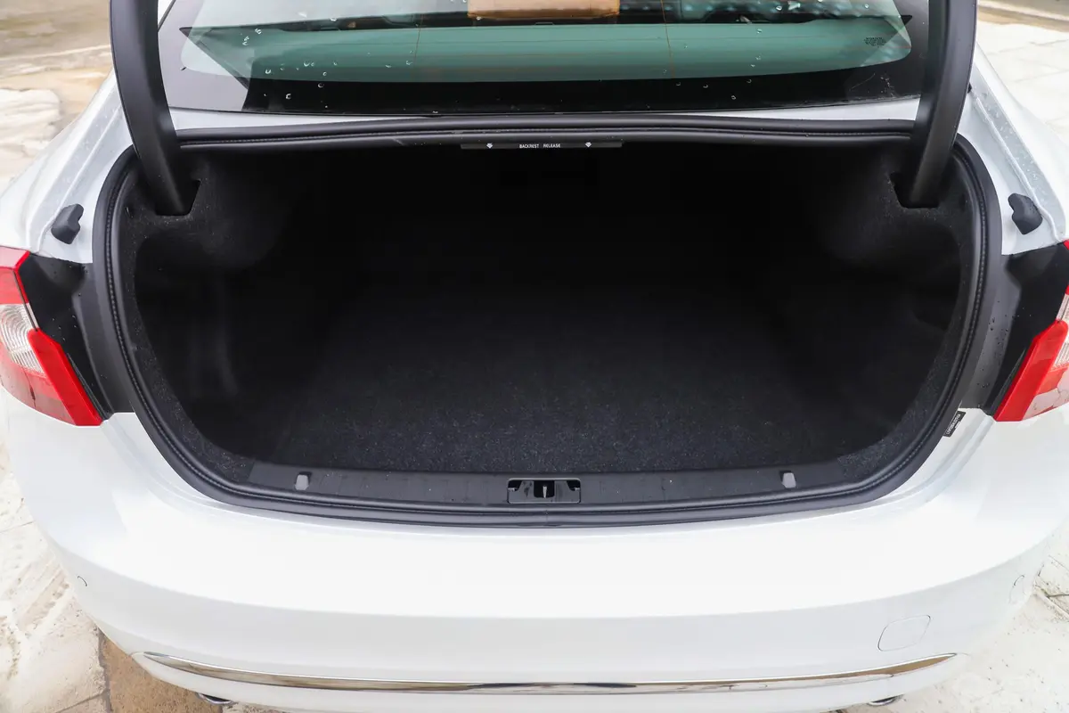 沃尔沃S60S60L 改款 T5 智进进阶版后备厢空间特写
