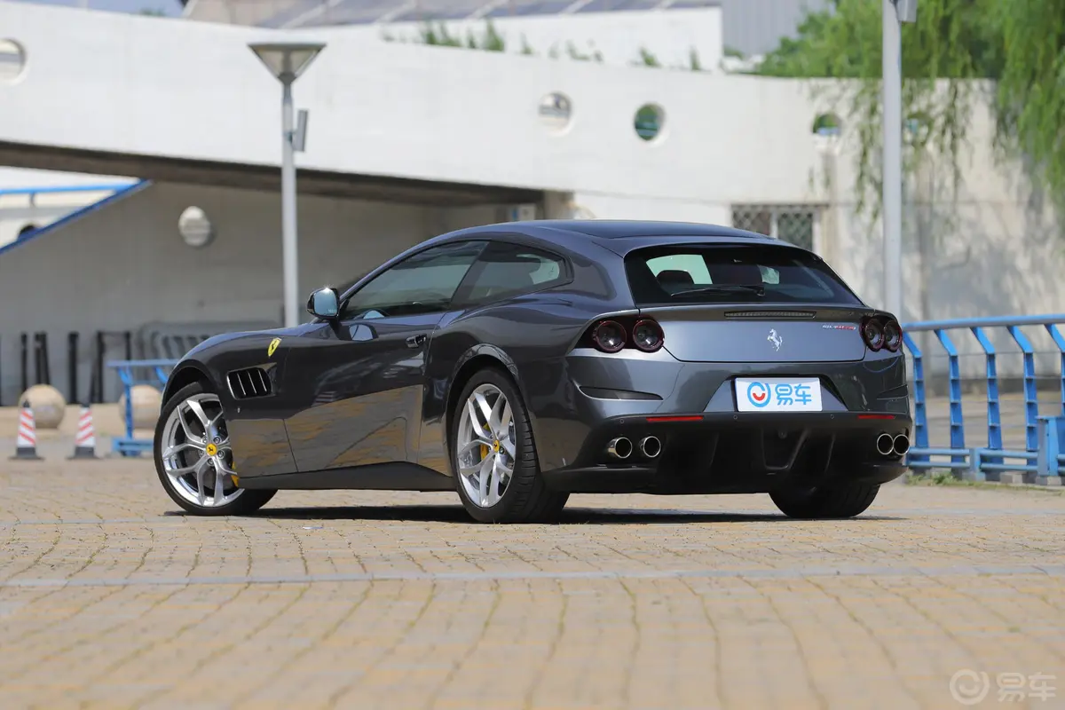 GTC4Lusso3.9T V8侧后45度车头向左水平