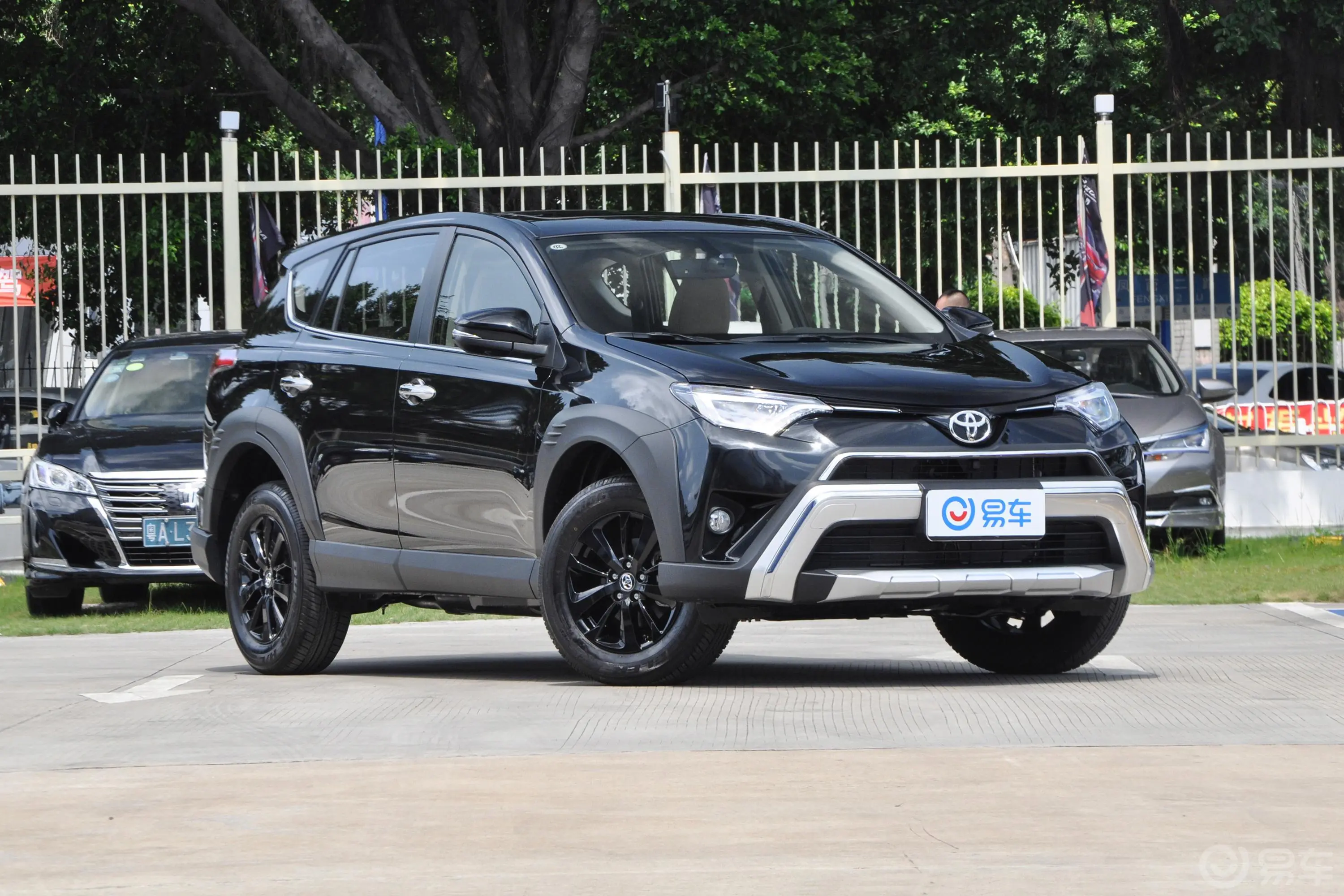 RAV4荣放2.0L CVT 两驱 风尚X限量版 国VI外观