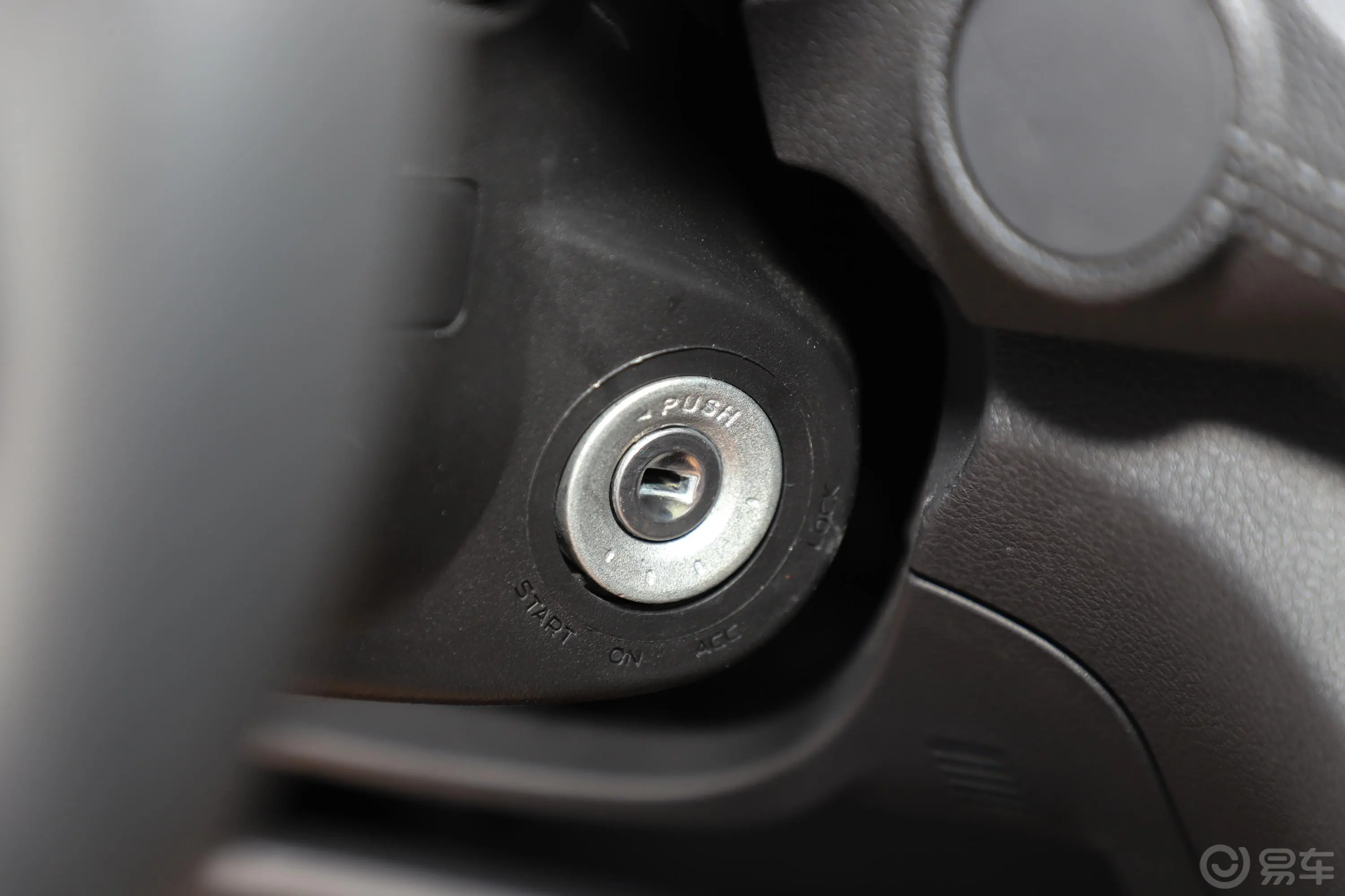 瑞迈S标轴版 2.5T 手动 四驱 豪华款 柴油 国V钥匙孔或一键启动按键
