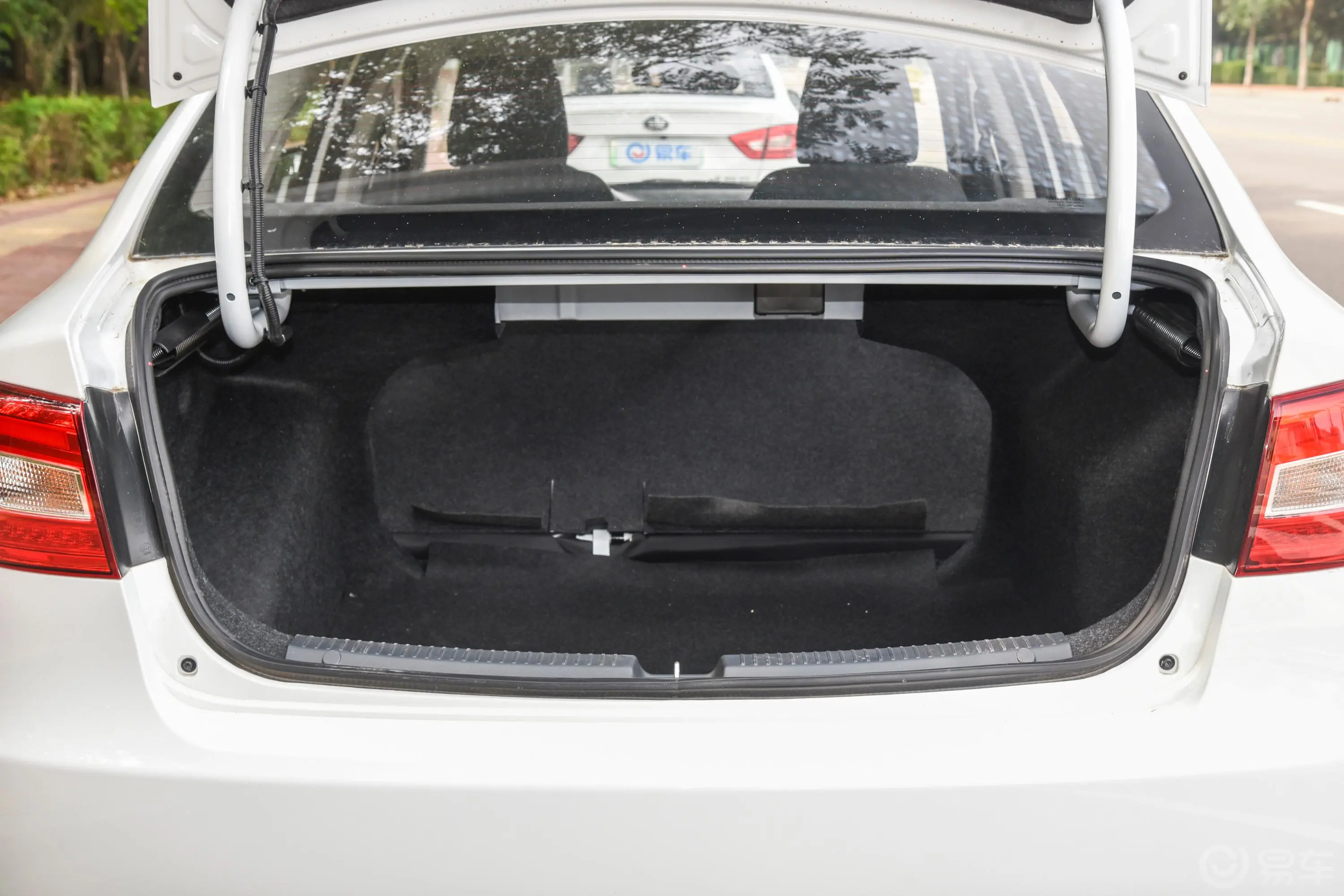 奔腾B30 EV舒适版后备厢空间特写
