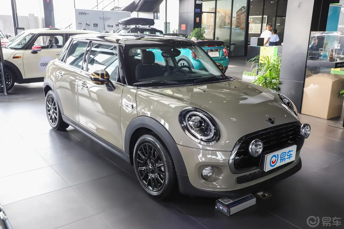 MINI1.5T COOPER 双离合 经典派 五门版侧前45度车头向右水平