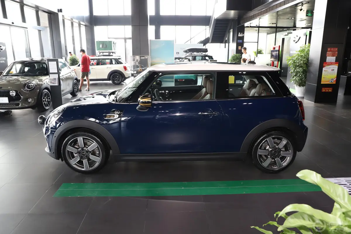 MINI60周年纪念版 1.5T COOPER 双离合 三门版正侧车头向左水平