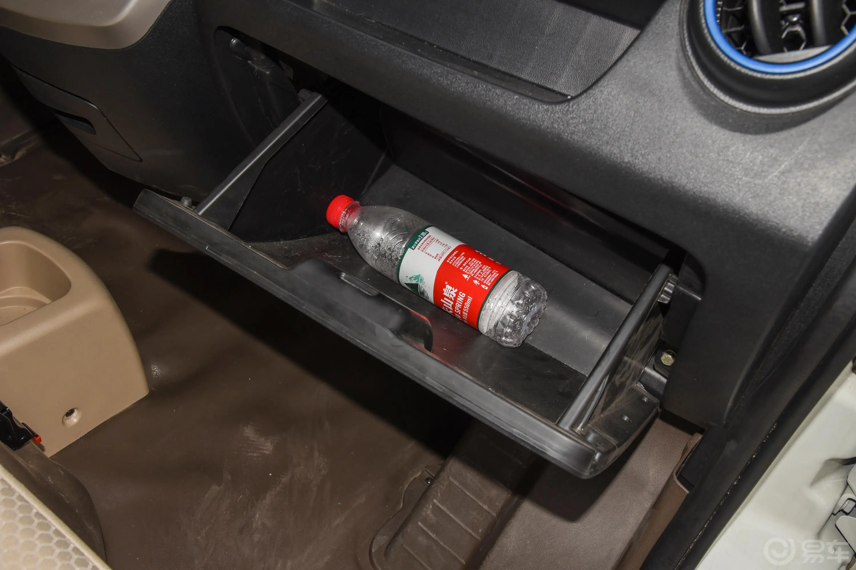 佳宝V80 EVV80 EV 物流版手套箱空间水瓶横置
