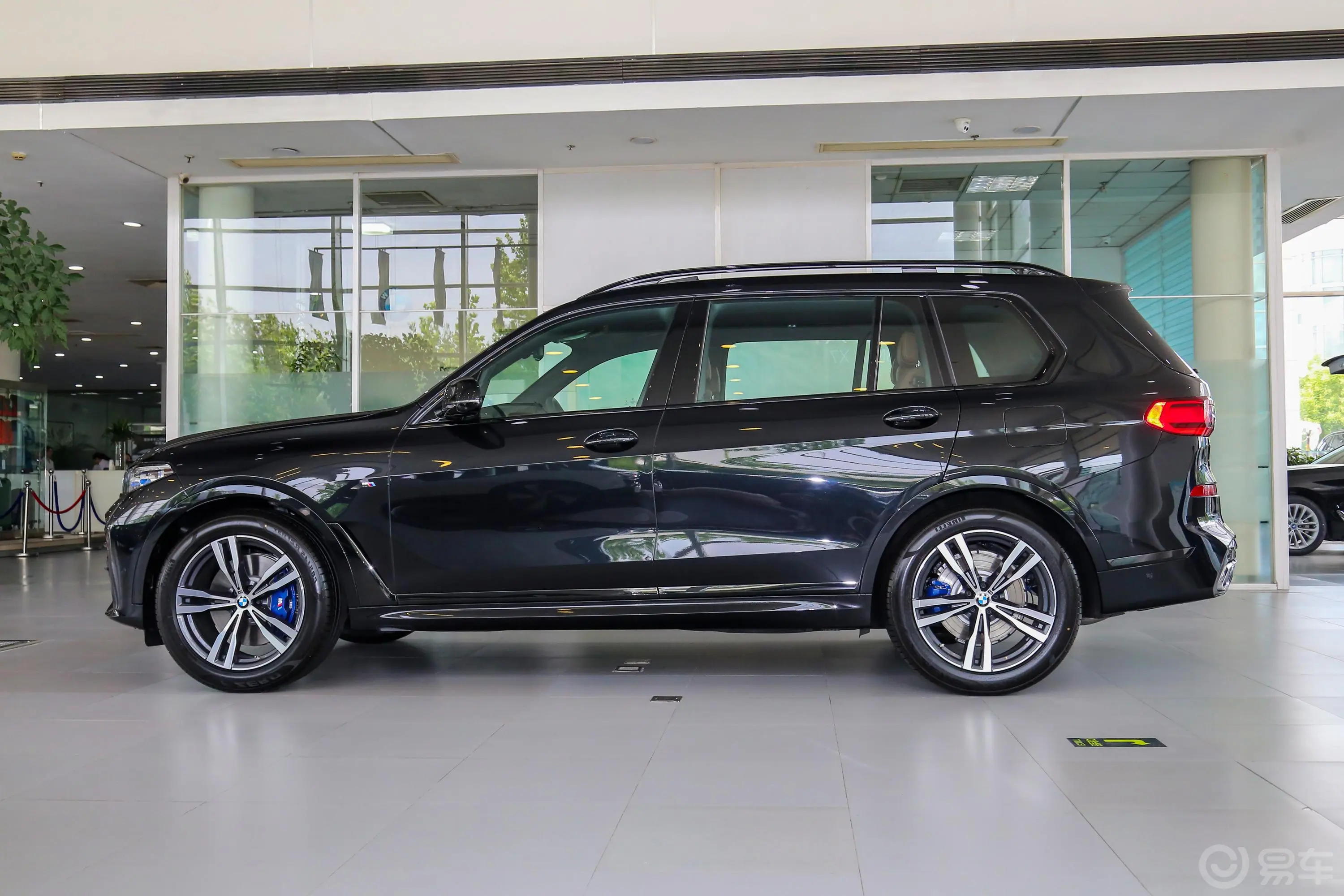 宝马X7xDrive40i 尊享版 M运动套装正侧车头向左水平