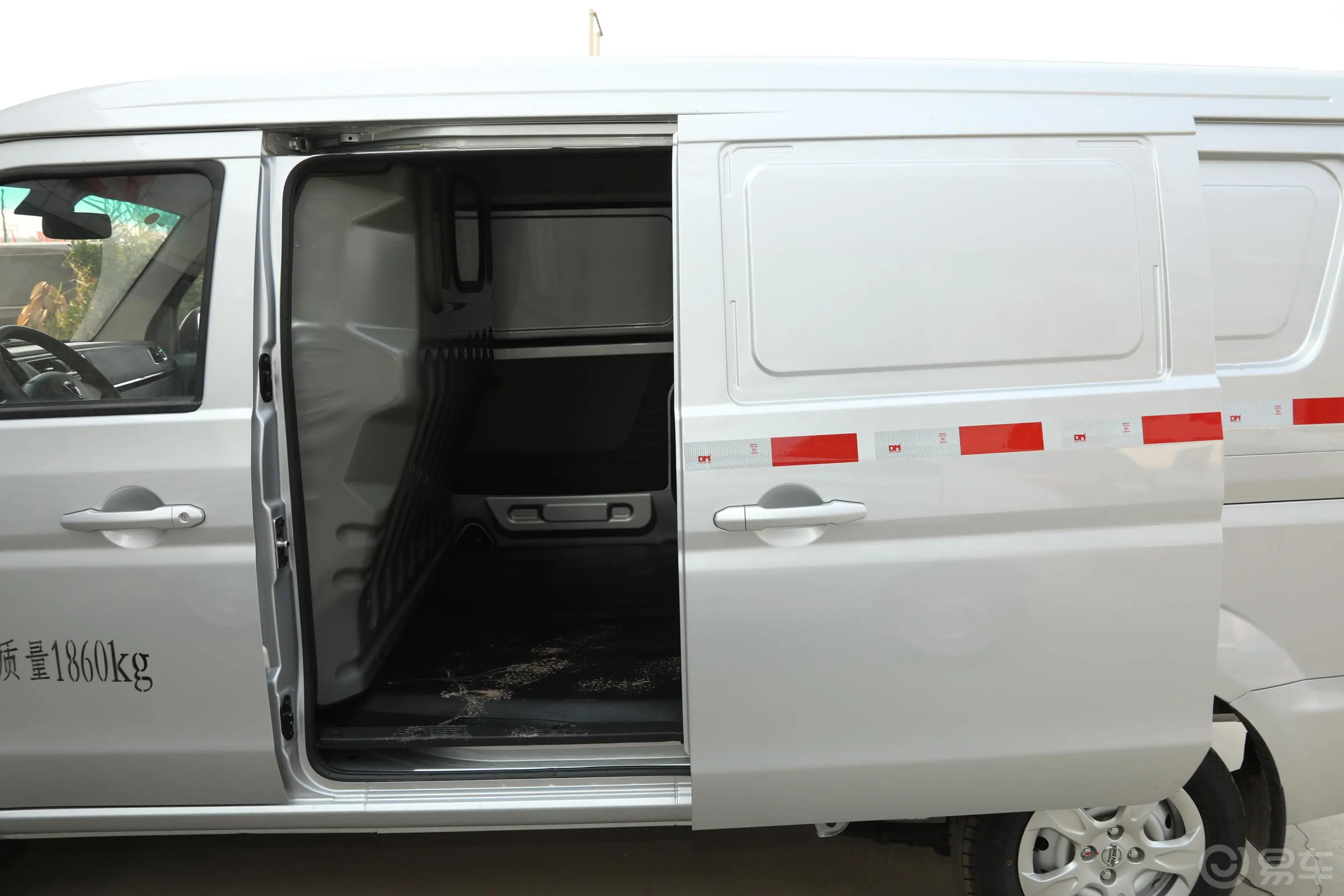 金杯小海狮X301.3L 手动 厢货舒适版 国V驾驶员侧后车门