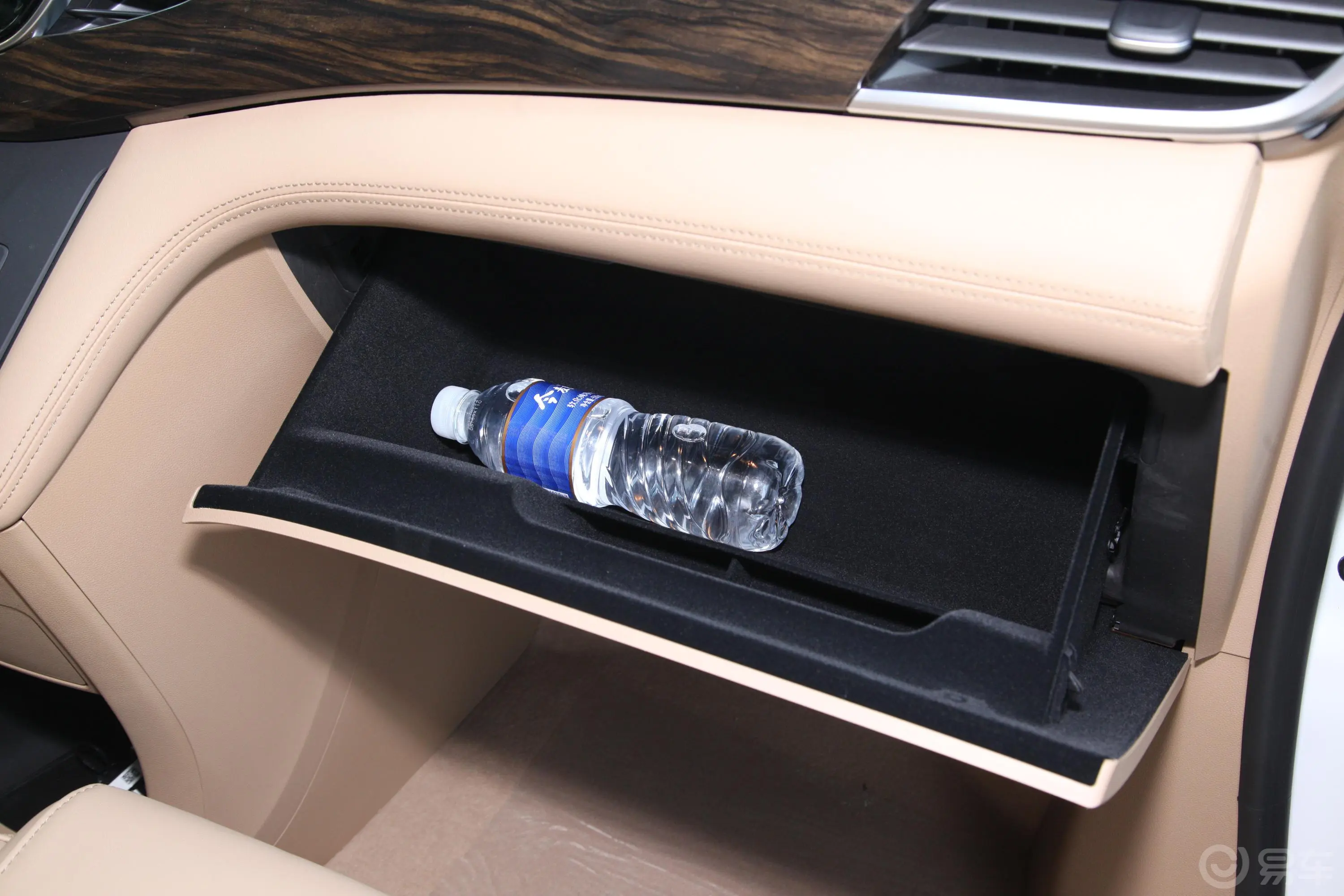 别克GL8ES 28T 尊享版 国VI手套箱空间水瓶横置