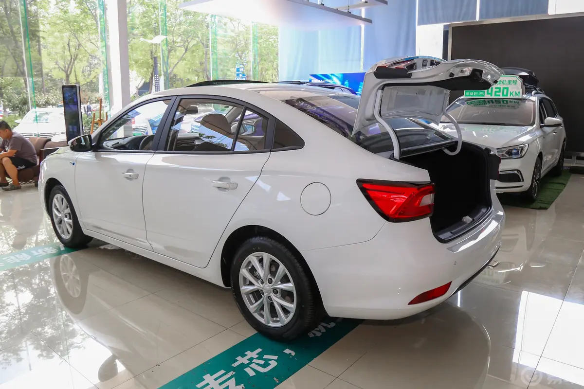 荣威i51.5L CVT 4G互联领豪版空间