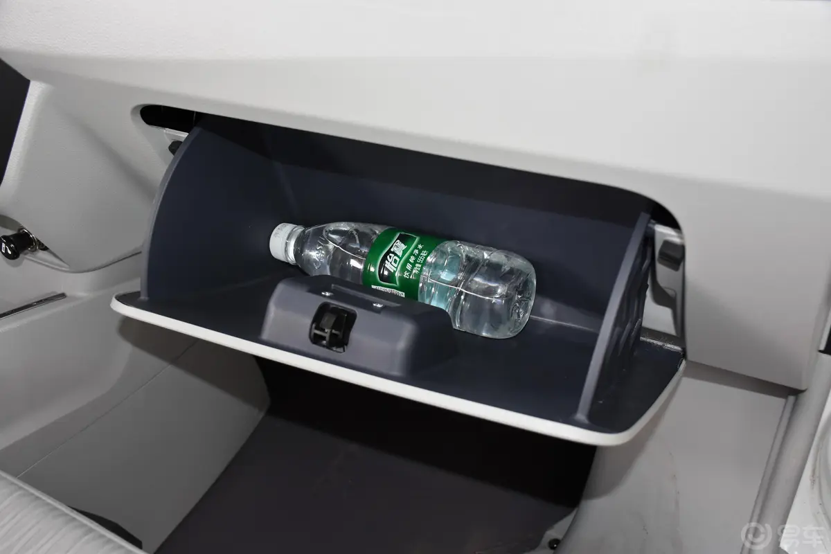 金杯新海狮X30L1.5L 手动 财富版 国V CNG手套箱空间水瓶横置