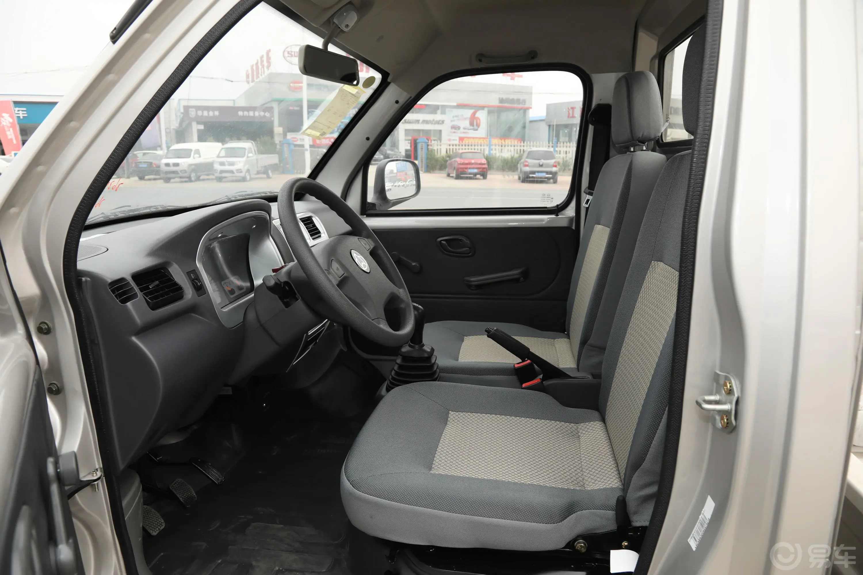 新豹MINI1.0L 汽油DK10单排2600货箱单后轮 国V驾驶位区域