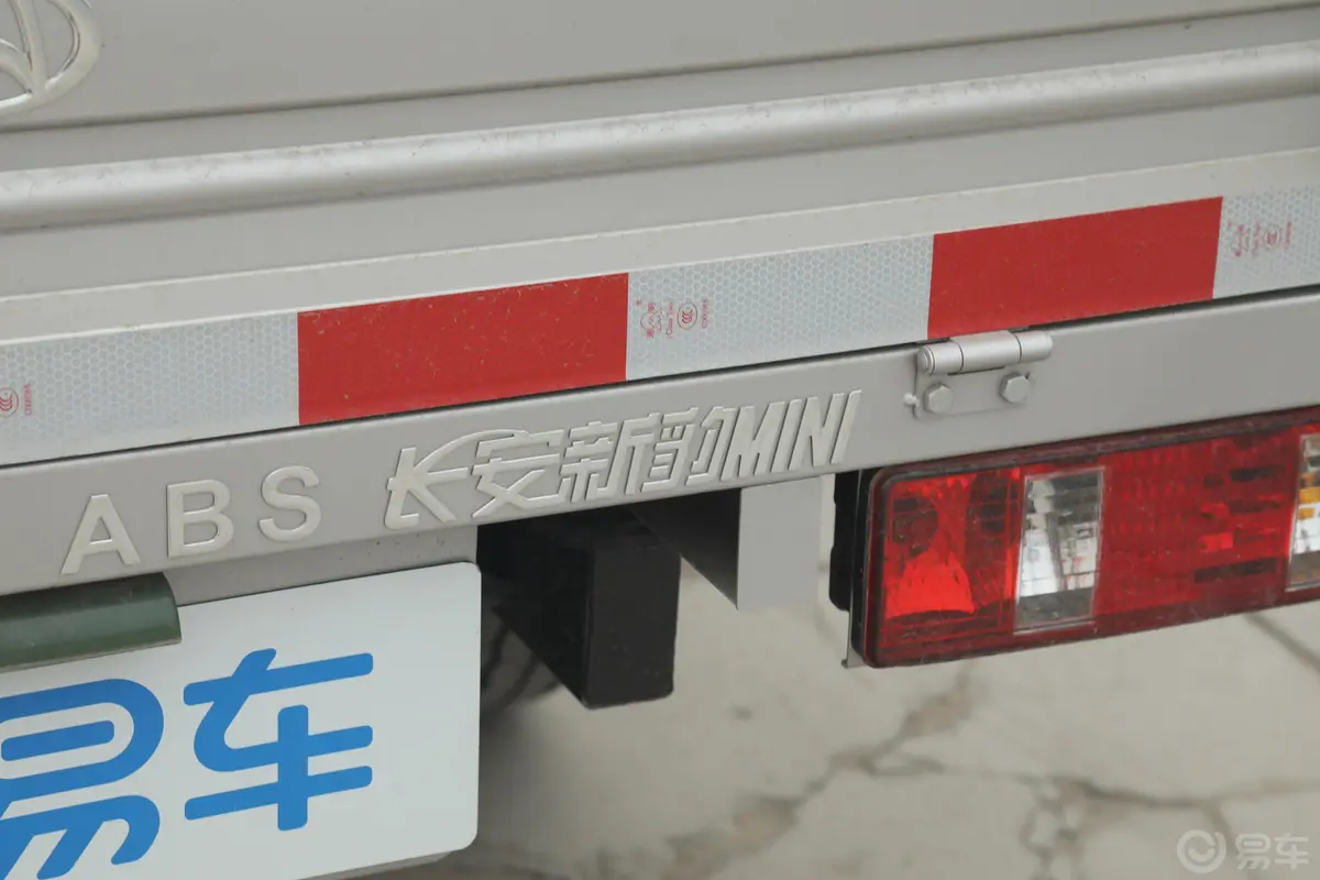 新豹MINI1.0L 汽油DK10单排2600货箱单后轮 国V外观