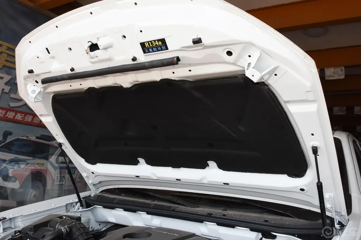 瑞迈S标轴版 2.0T 手动 两驱 豪华款 汽油 国V发动机舱盖内侧