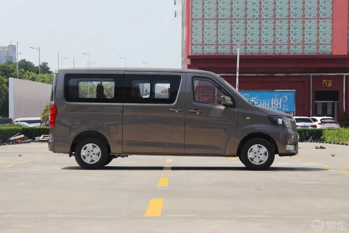 睿行M701.5L 手动 舒适型 平顶背掀门 CNG 6座 国V正侧车头向右水平