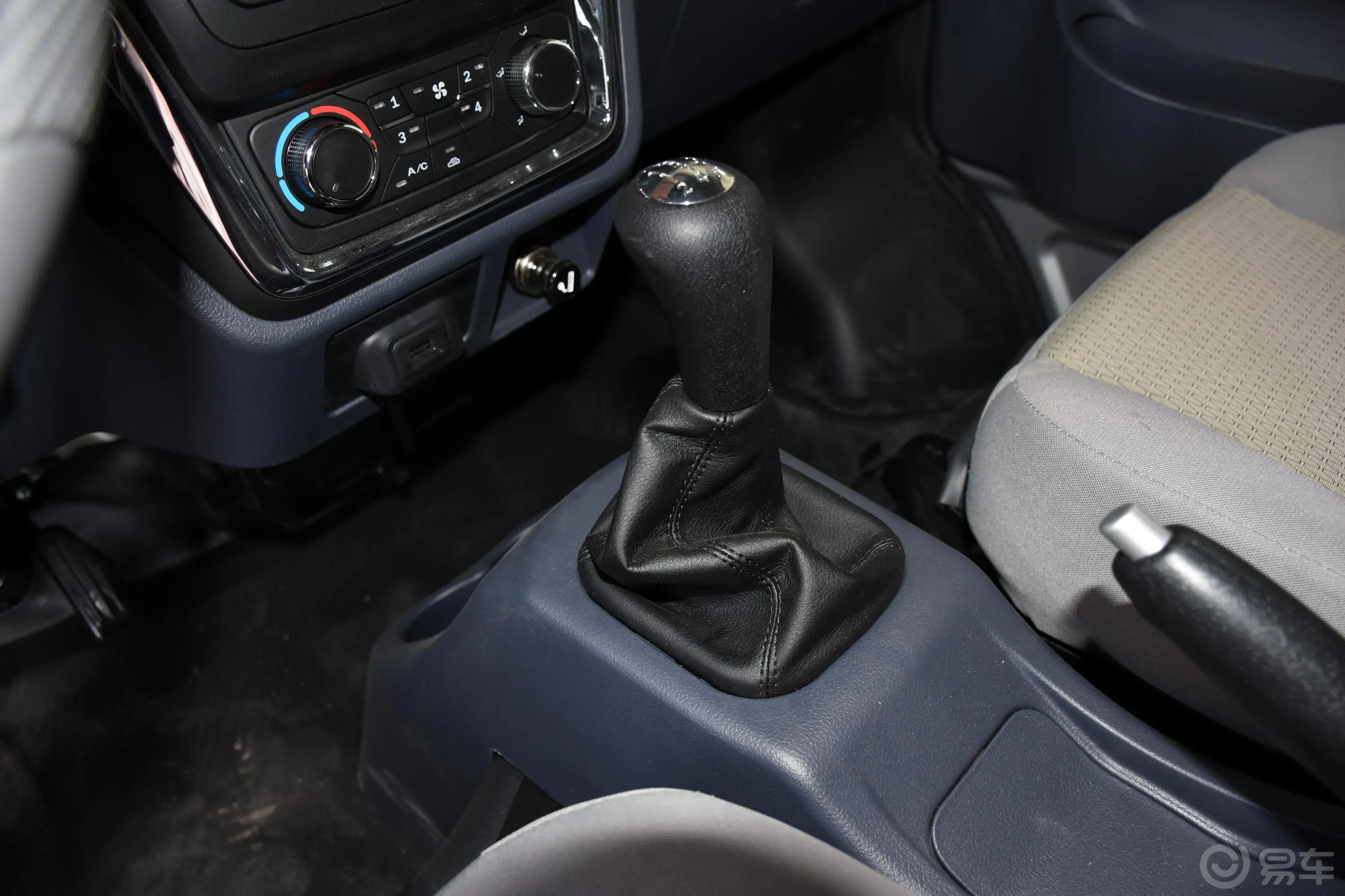 金杯小海狮X301.5L 手动 厢货舒适版 国V CNG换挡杆