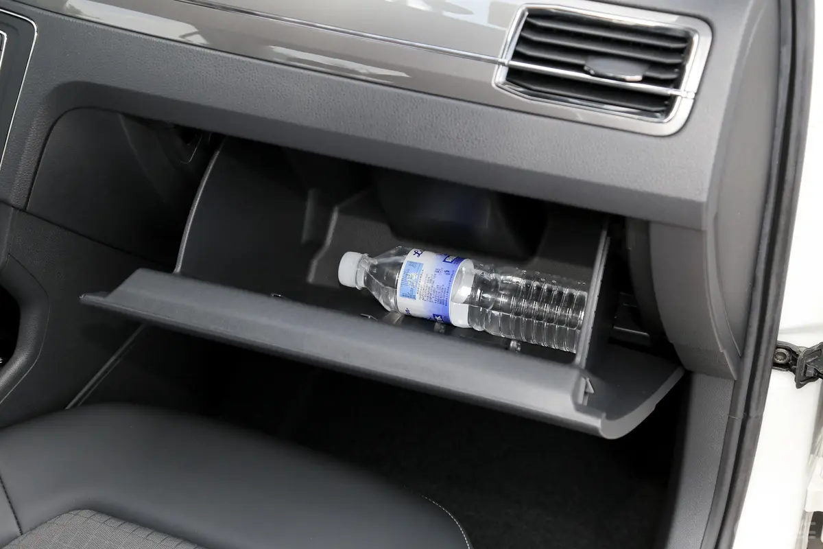 桑塔纳1.5L 自动 舒适版 国VI手套箱空间水瓶横置
