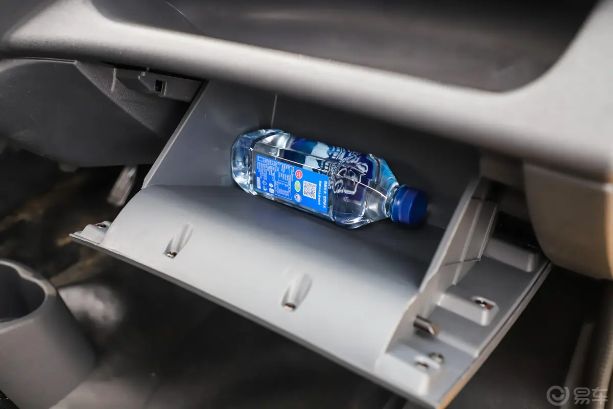 长安星卡1.2L 双排 货车标准版手套箱空间水瓶横置