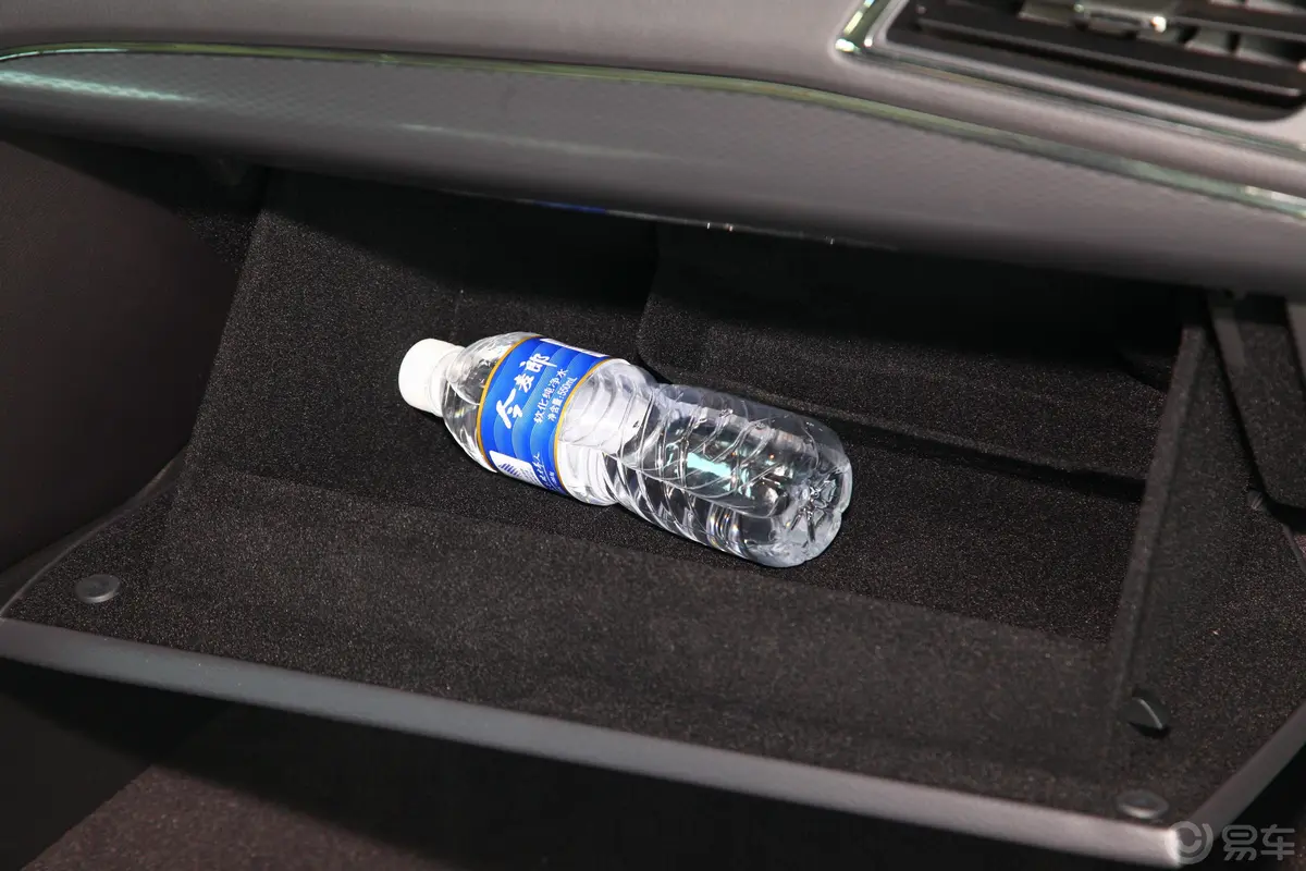 金牛座EcoBoost 245 时尚版 国VI手套箱空间水瓶横置