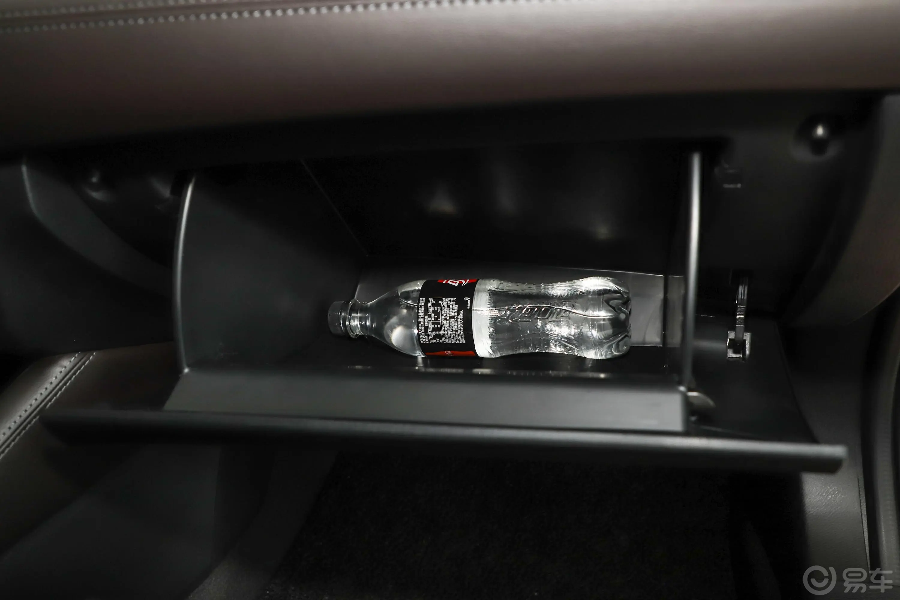 阿特兹2.5L 蓝天运动版 国VI手套箱空间水瓶横置