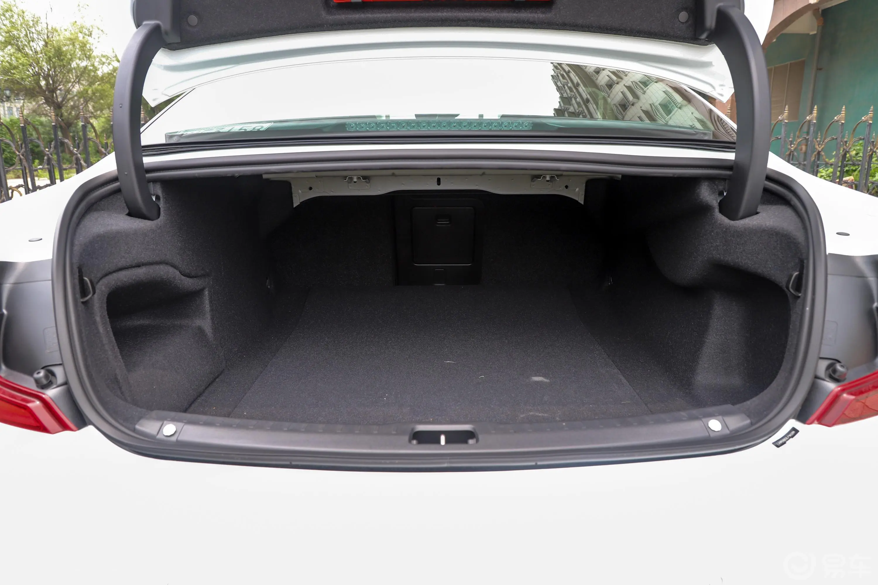 沃尔沃S90T5 智逸运动版后备厢空间特写
