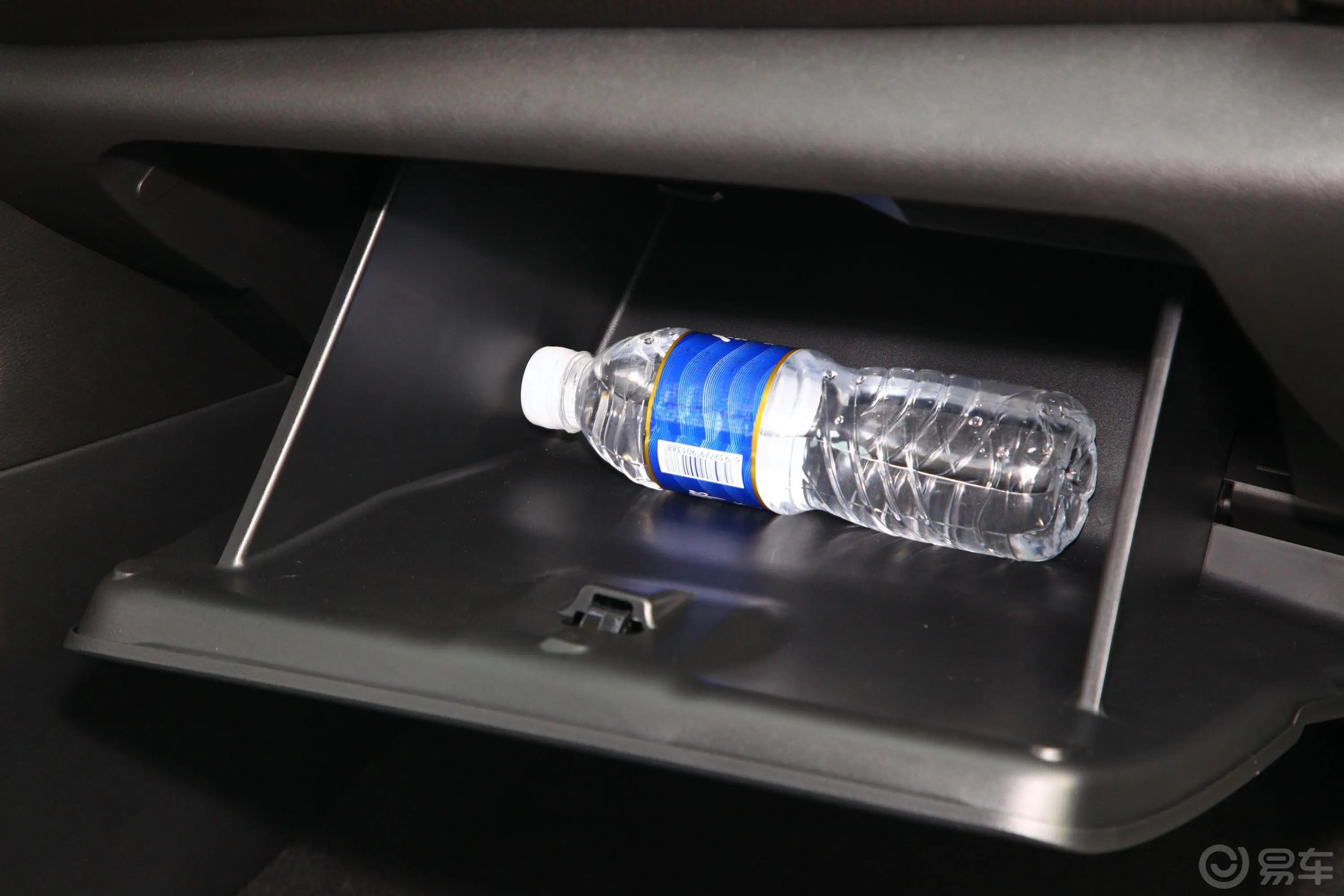劲客1.5L 手动 酷动版手套箱空间水瓶横置