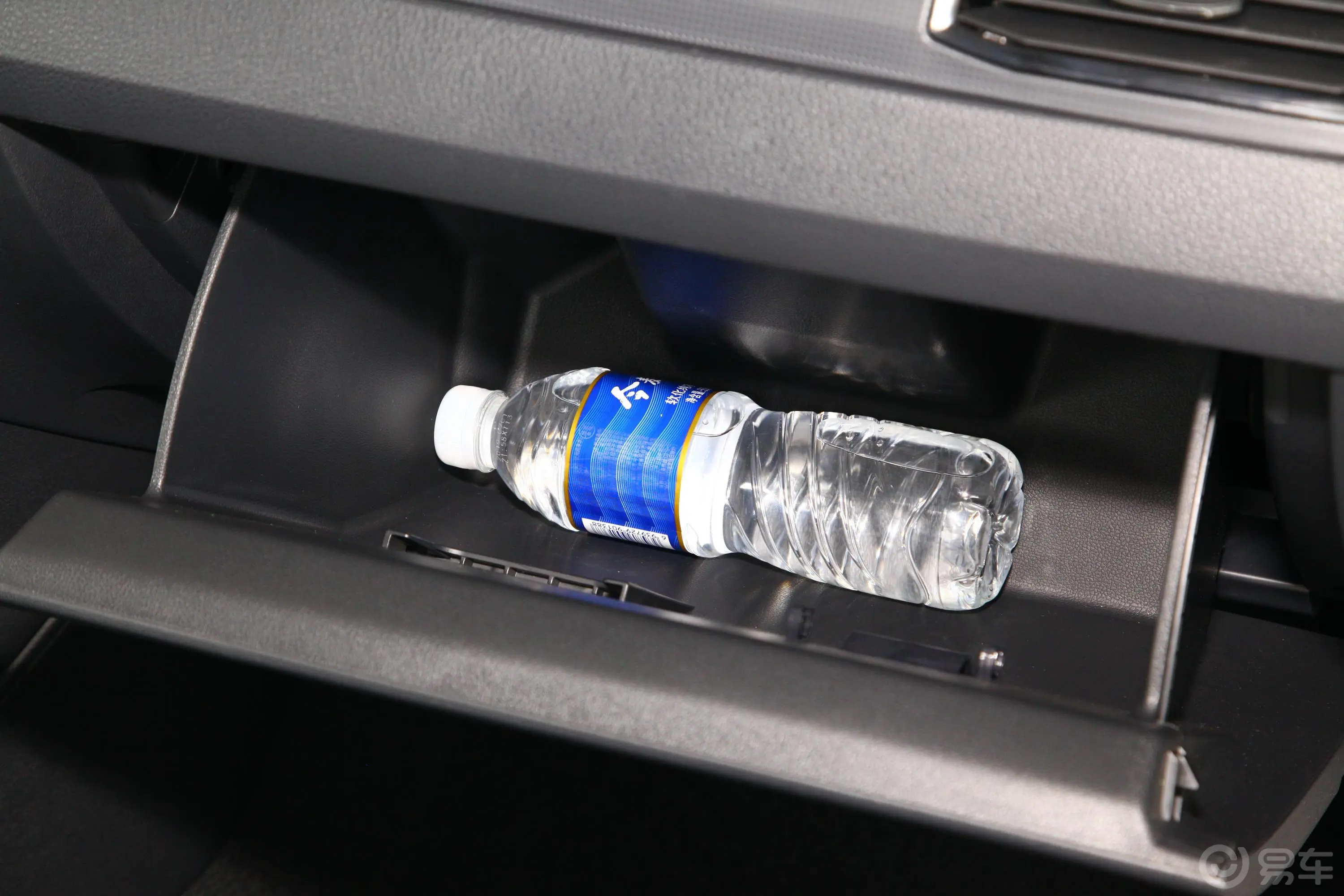 桑塔纳1.5L 自动 风尚版 国VI手套箱空间水瓶横置
